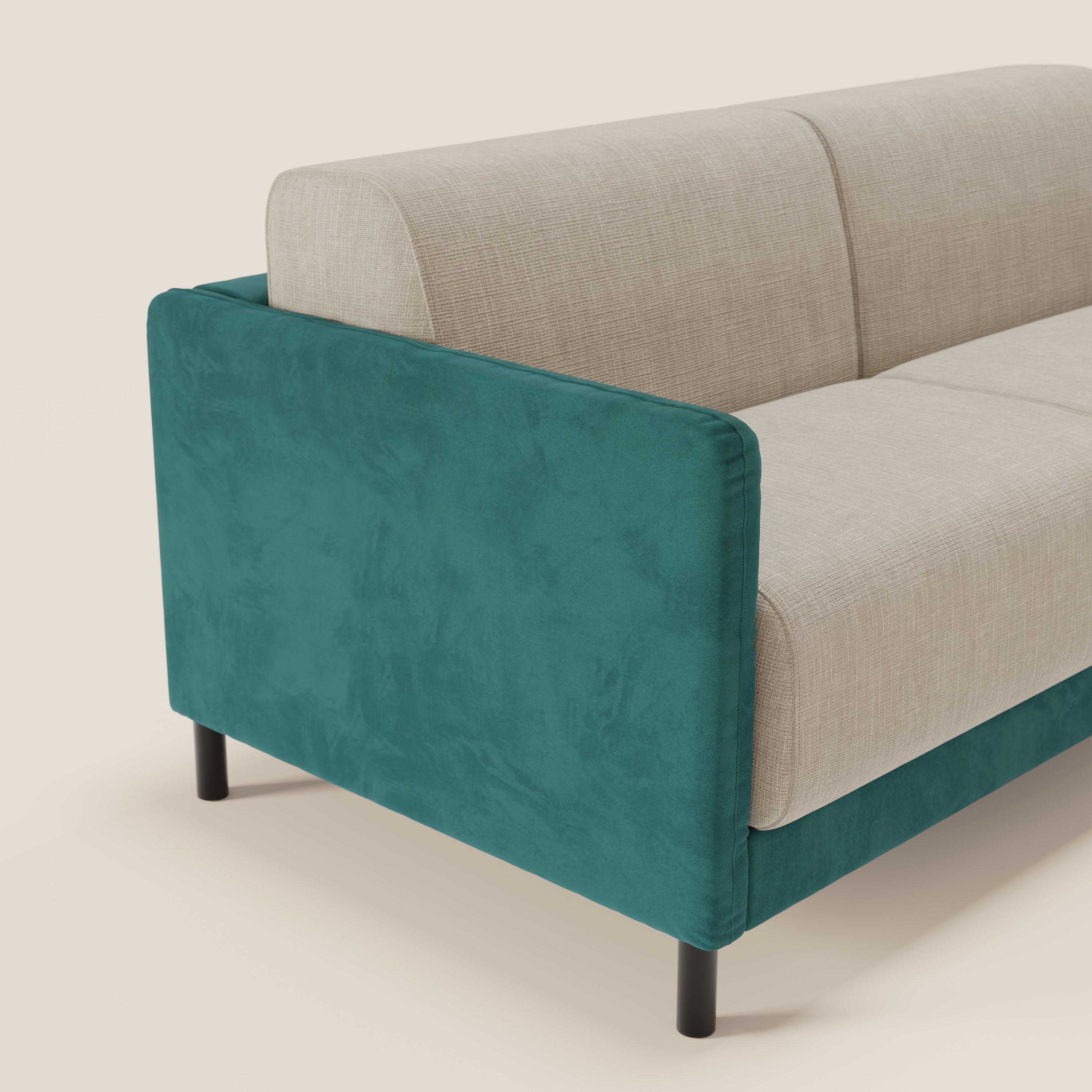 Il divano letto Narciso di Divani.Store è caratterizzato da microfibra bicolore smacchiabile nei colori T06 petrolio e panna, imbottitura in tessuto impermeabile, gambe cilindriche nere e linee minimaliste; solo un'estremità è parzialmente visibile su uno sfondo chiaro.