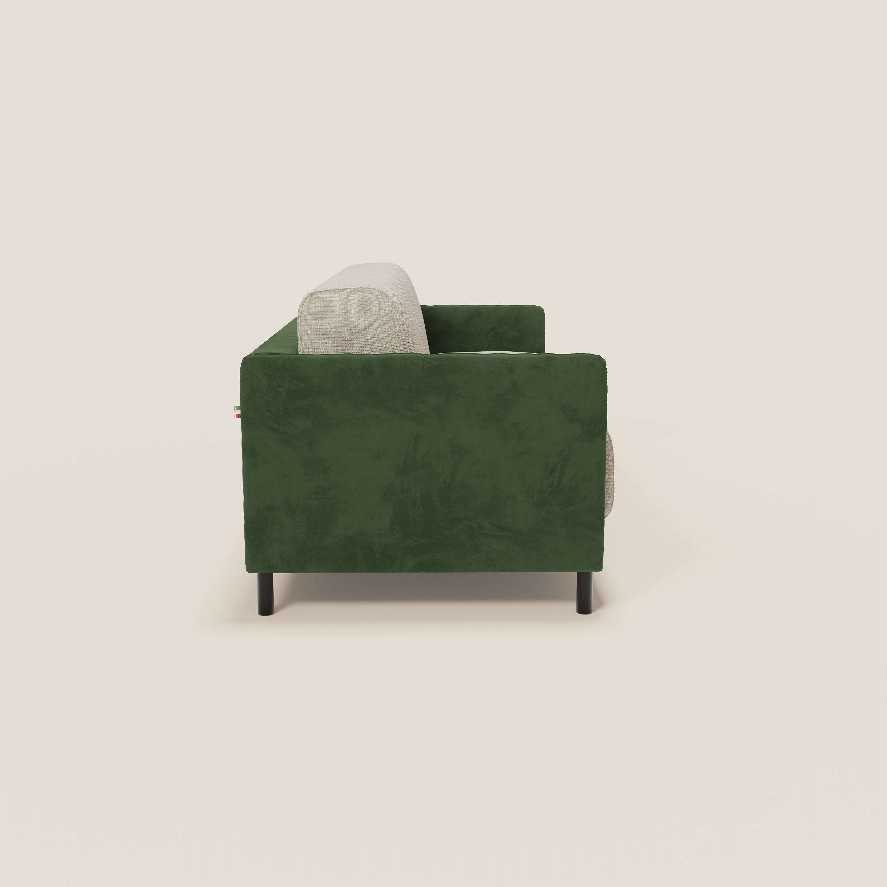 Il divano letto Narciso di Divani.Store è caratterizzato da un design bicolore in verde T06 e panna, con struttura in microfibra antimacchia, elegante imbottitura impermeabile, cuscini beige e gambe nere.