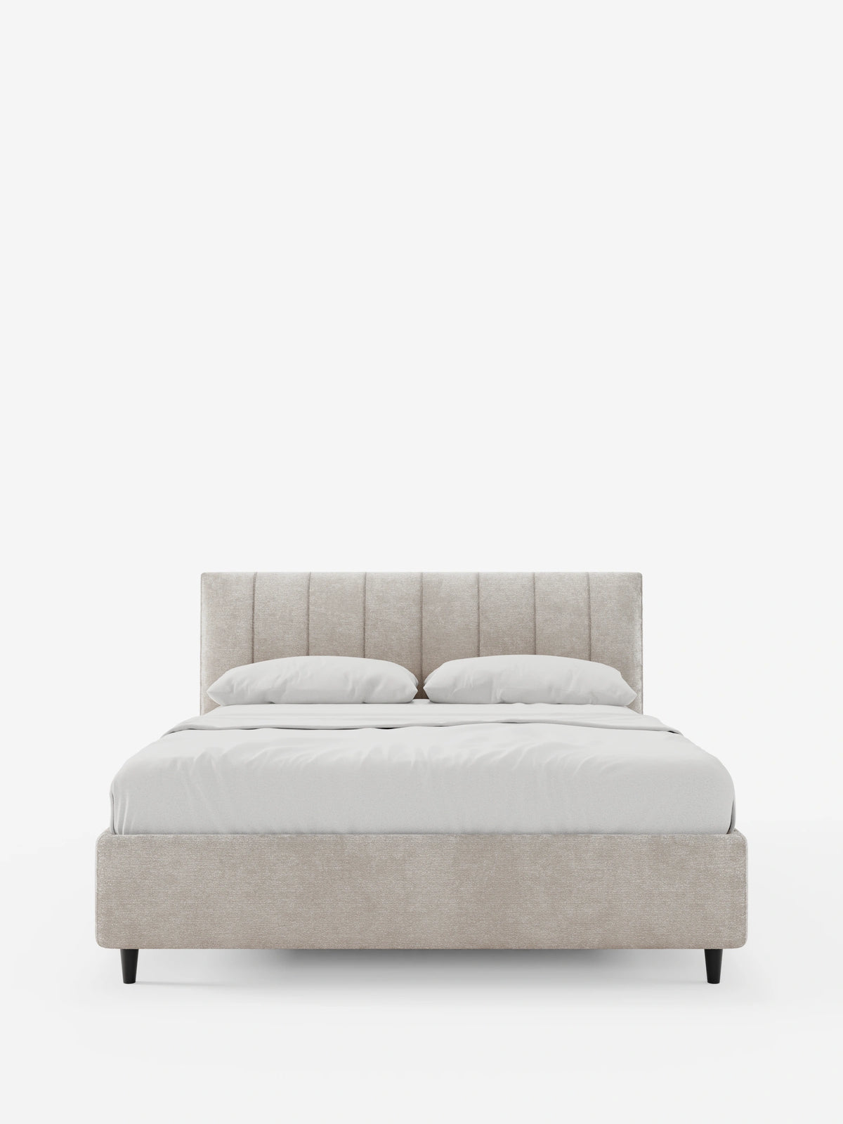 Letto imbottito ONYX con contenitore e testiera verticale in tessuto certificato Oeko-Tex® color beige chiaro, caratterizzato da un'alta testiera con trapuntatura a canali verticali, lenzuola bianche immacolate e gambe affusolate scure, il tutto su uno sfondo bianco a tinta unita.