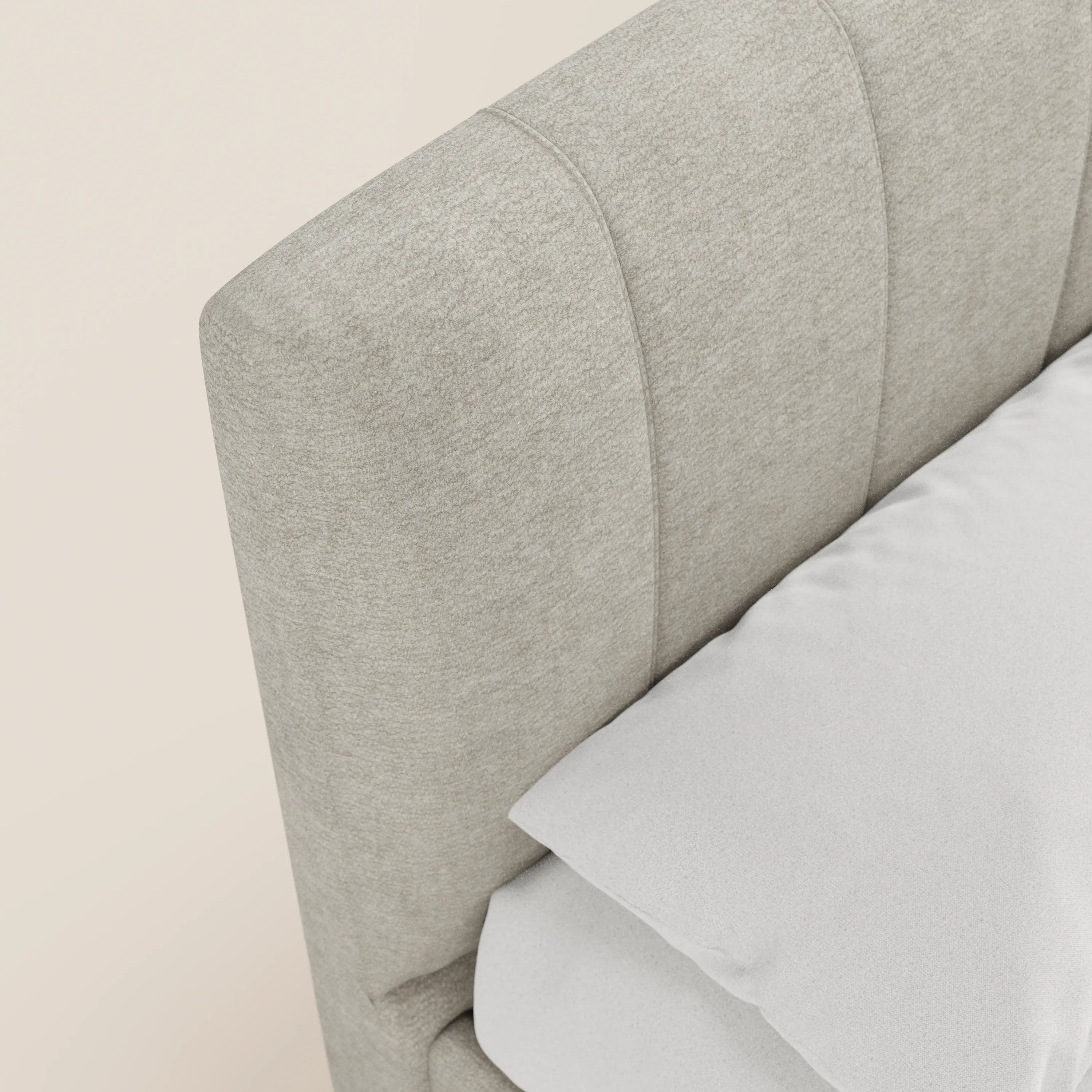 Primo piano del letto imbottito ONYX con contenitore di Letti.store, caratterizzato da una testiera verticale beige in tessuto Oeko-Tex®, con biancheria da letto bianca e un look moderno e dalla texture morbida su uno sfondo neutro.
