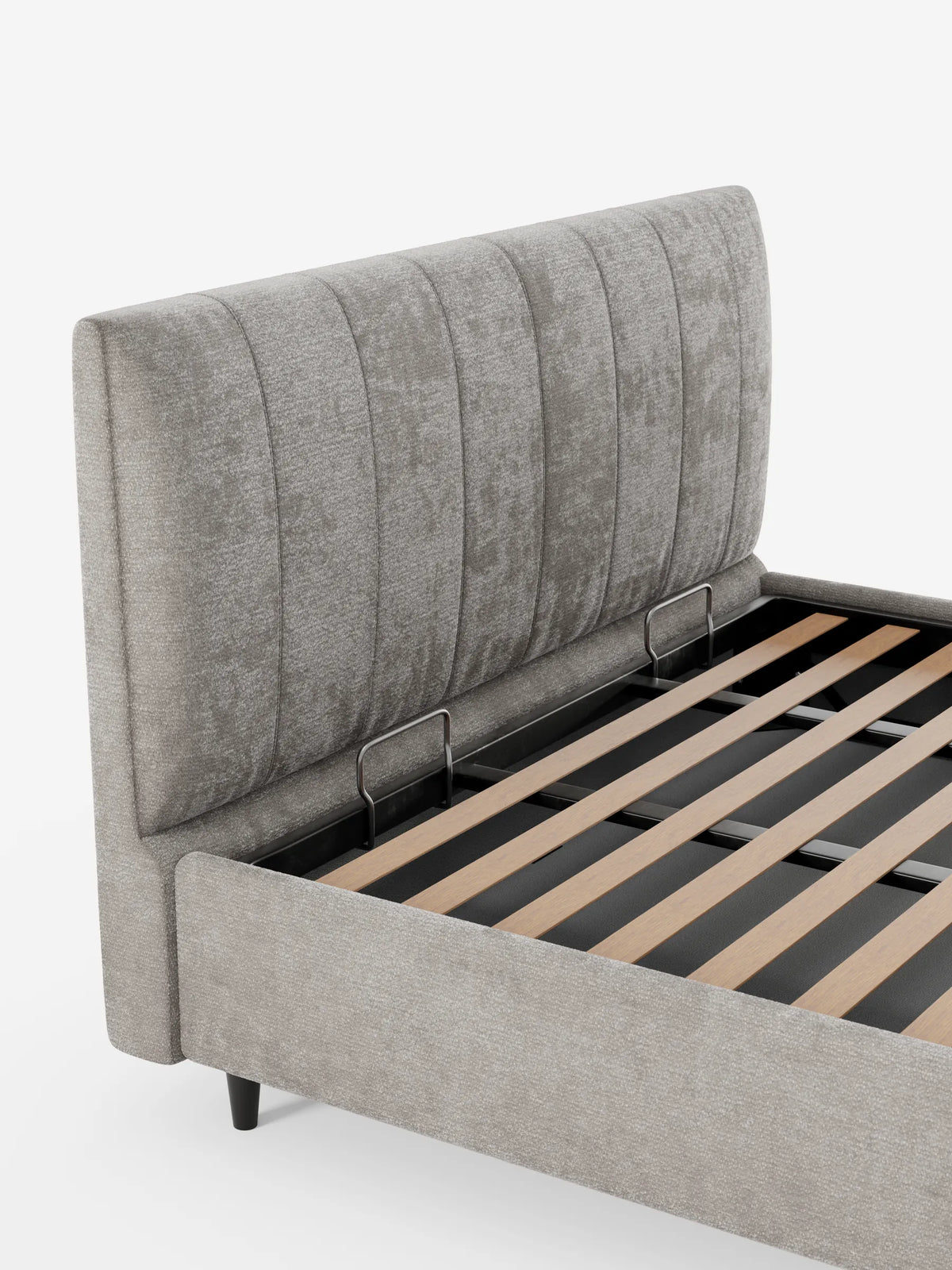 Letto imbottito ONYX con contenitore e testiera verticale in tessuto certificato Oeko-Tex® color grigio chiaro, caratterizzato da una testiera alta a pannelli verticali, un ampio vano contenitore con doghe in legno e piccoli piedini neri su sfondo bianco.