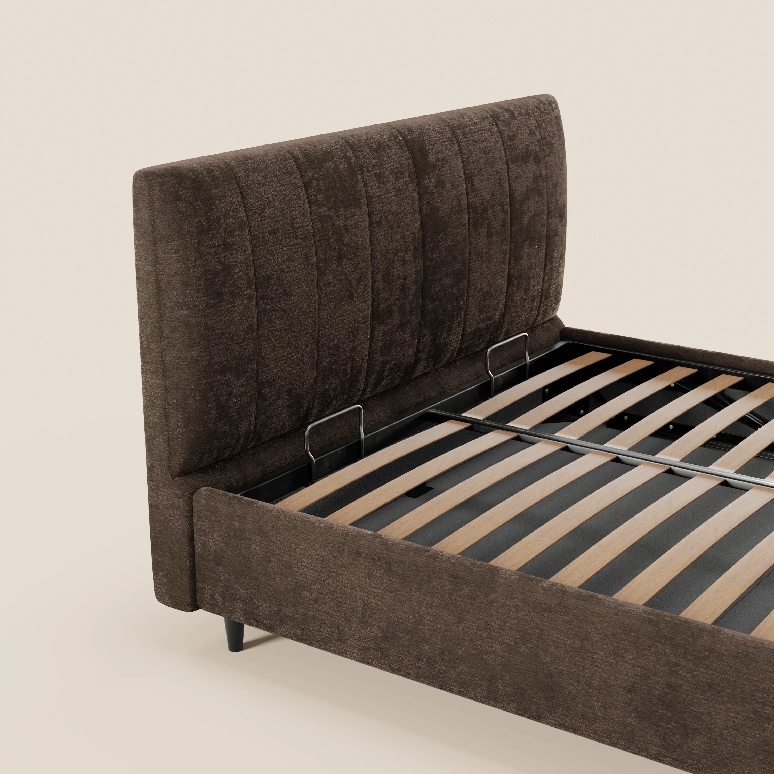 Primo piano del letto imbottito ONYX di Letti.store, caratterizzato da un'alta testiera verticale in tessuto certificato Oeko-Tex®, rivestimento marrone scuro con fianchi in tinta, doghe in legno a vista, supporti in metallo nero e gambe corte nere.