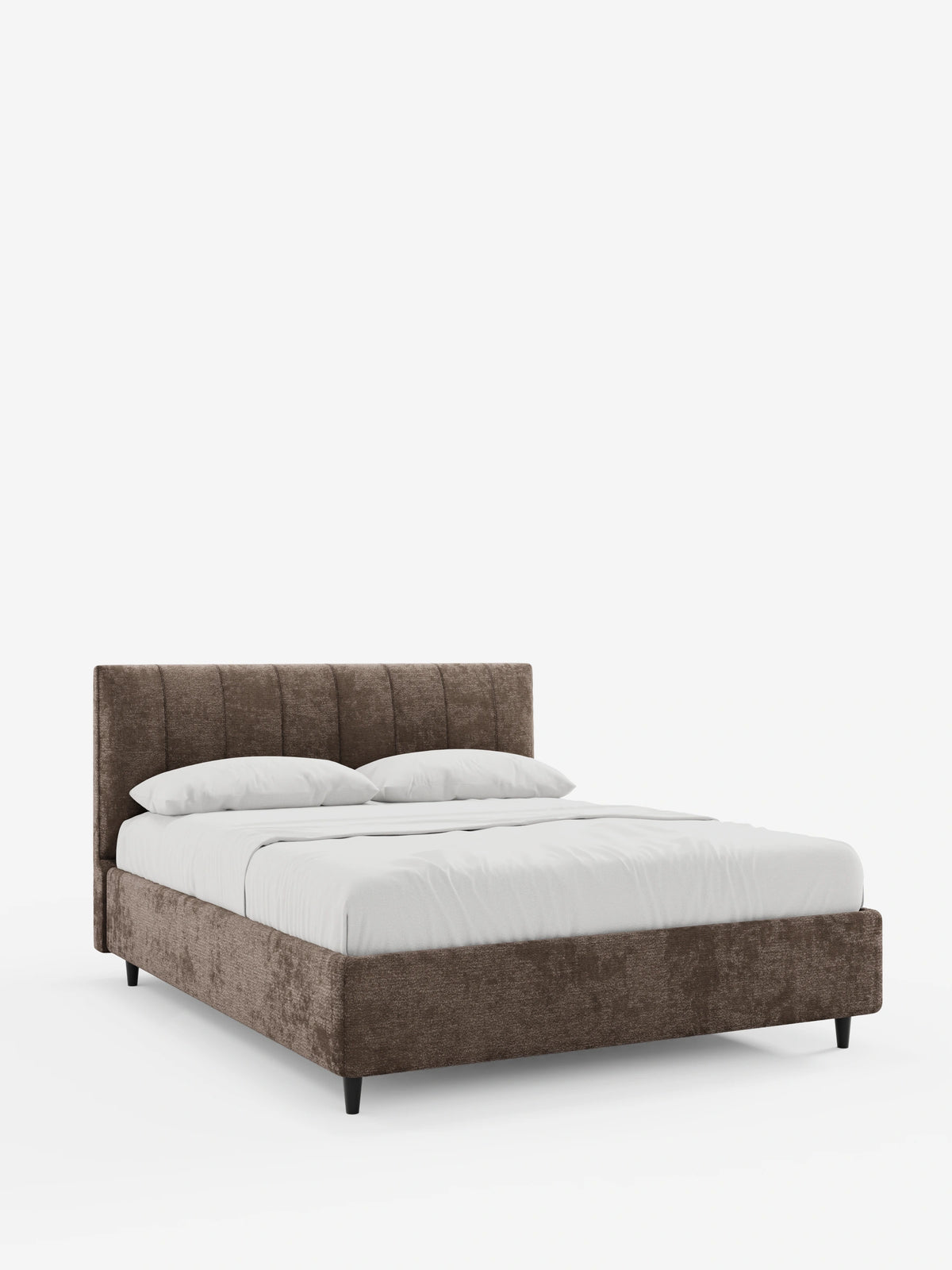 Il letto imbottito ONYX con contenitore e testiera verticale in tessuto certificato Oeko-Tex® è un letto moderno caratterizzato da una struttura in tessuto marrone testurizzato, una testiera verticale trapuntata a canali, biancheria da letto bianca e gambe corte scure su sfondo bianco.