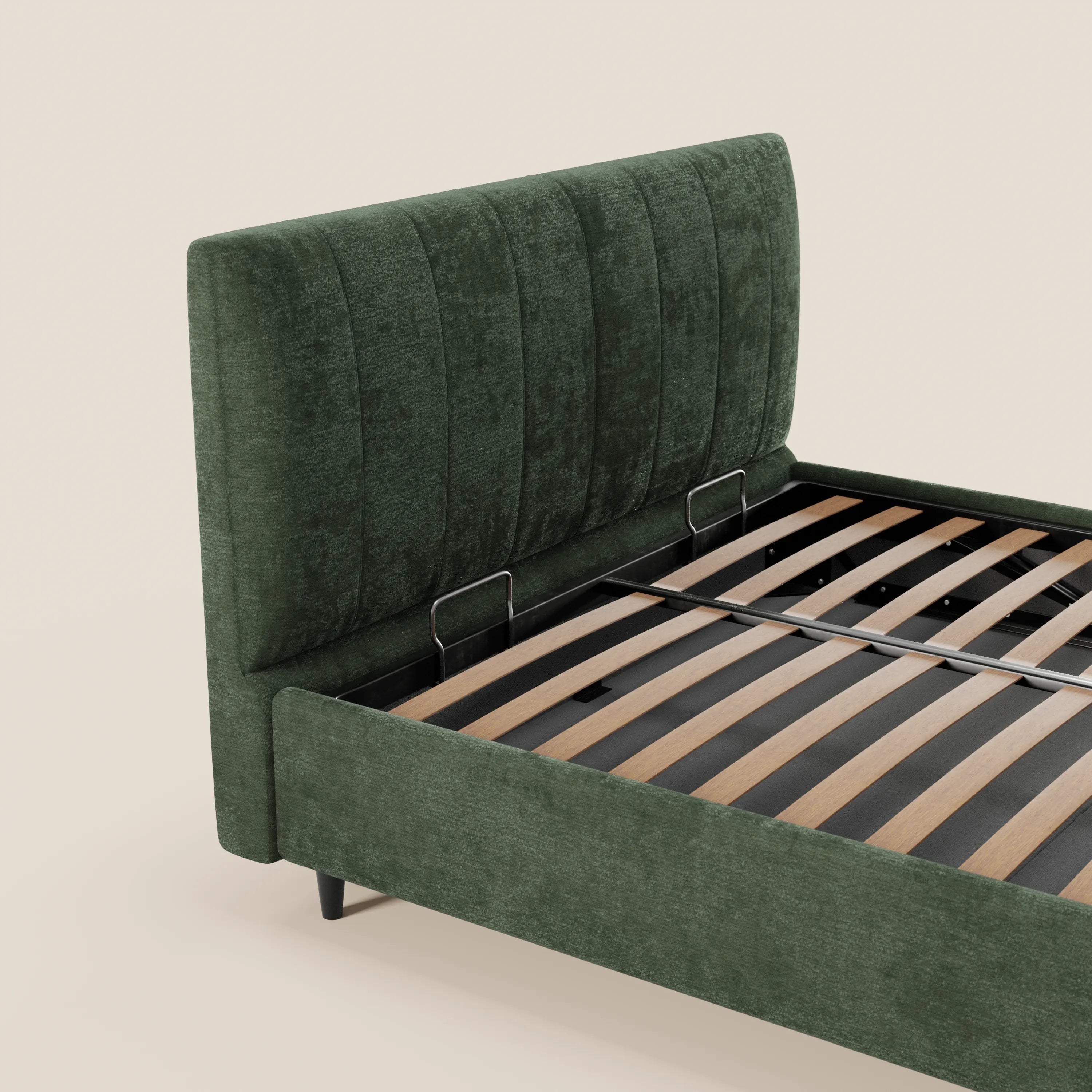 Il letto imbottito ONYX di Letti.store è caratterizzato da un tessuto verde certificato Oeko-Tex®, una testiera alta con cuciture verticali, doghe in legno a vista e gambe corte nere. È dotato di un vano contenitore ed è presentato su uno sfondo chiaro a tinta unita.