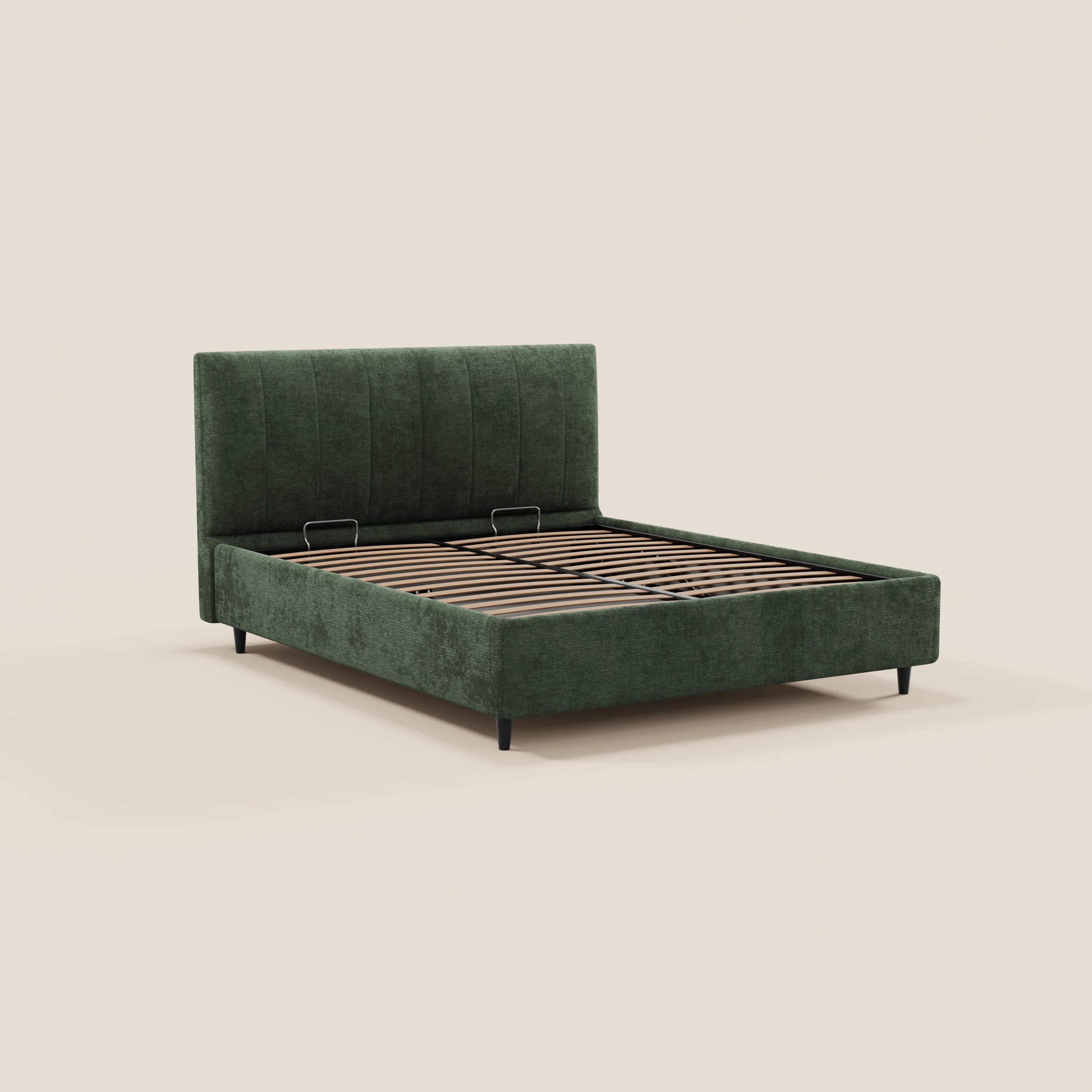 Il letto imbottito ONYX con contenitore di Letti.store presenta una testiera alta con trapuntatura verticale in tessuto verde scuro certificato Oeko-Tex®, una base abbinata, gambe nere e doghe in legno a vista, raffigurato in prospettiva dalla parte anteriore sinistra su uno sfondo beige chiaro.