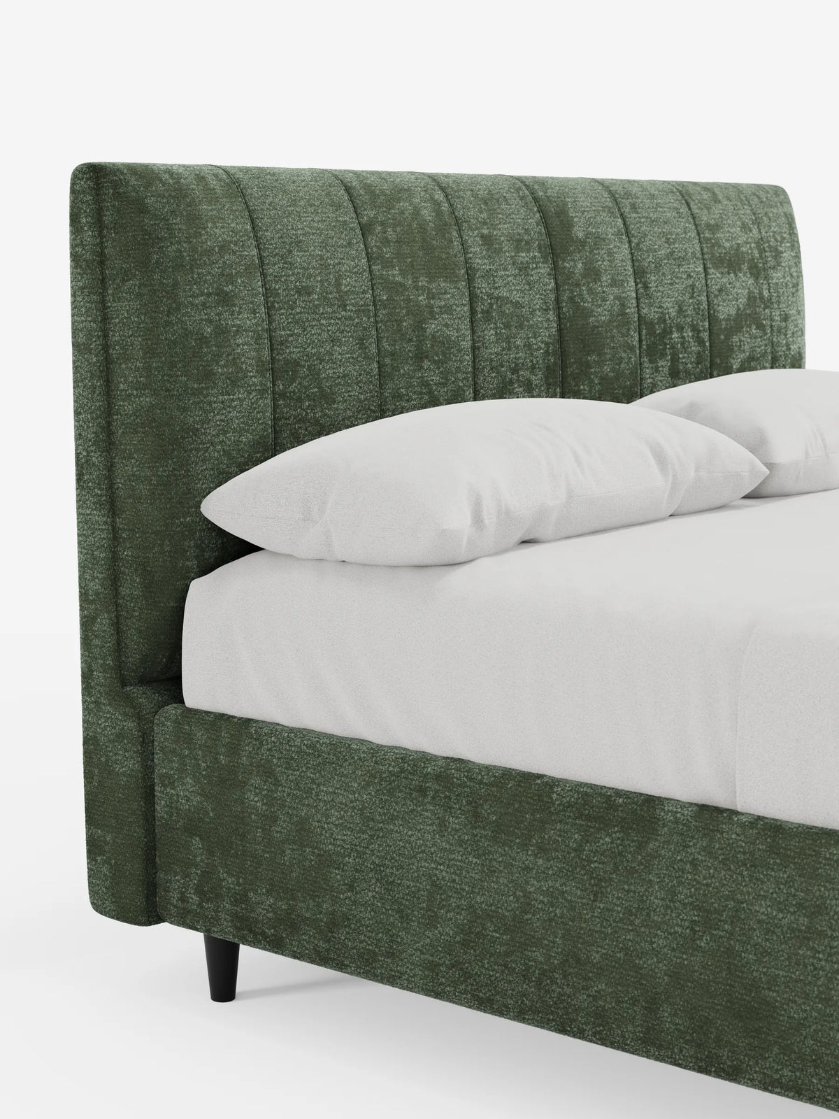 Il letto imbottito ONYX con contenitore e testiera verticale in tessuto certificato Oeko-Tex® color verde bosco scuro con effetto testurizzato, caratterizzato da un’alta testiera con scanalature verticali che fa da contrappunto alle lenzuola bianche immacolate e a uno sfondo chiaro e sobrio.