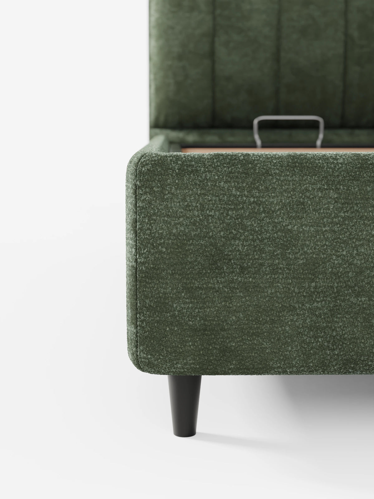 Il letto imbottito ONYX con contenitore e testiera verticale in tessuto certificato Oeko-Tex® è una struttura da letto color verde bosco caratterizzata da un’alta testiera a pannelli verticali, gambe affusolate e un vano contenitore aperto sotto la base del materasso.
