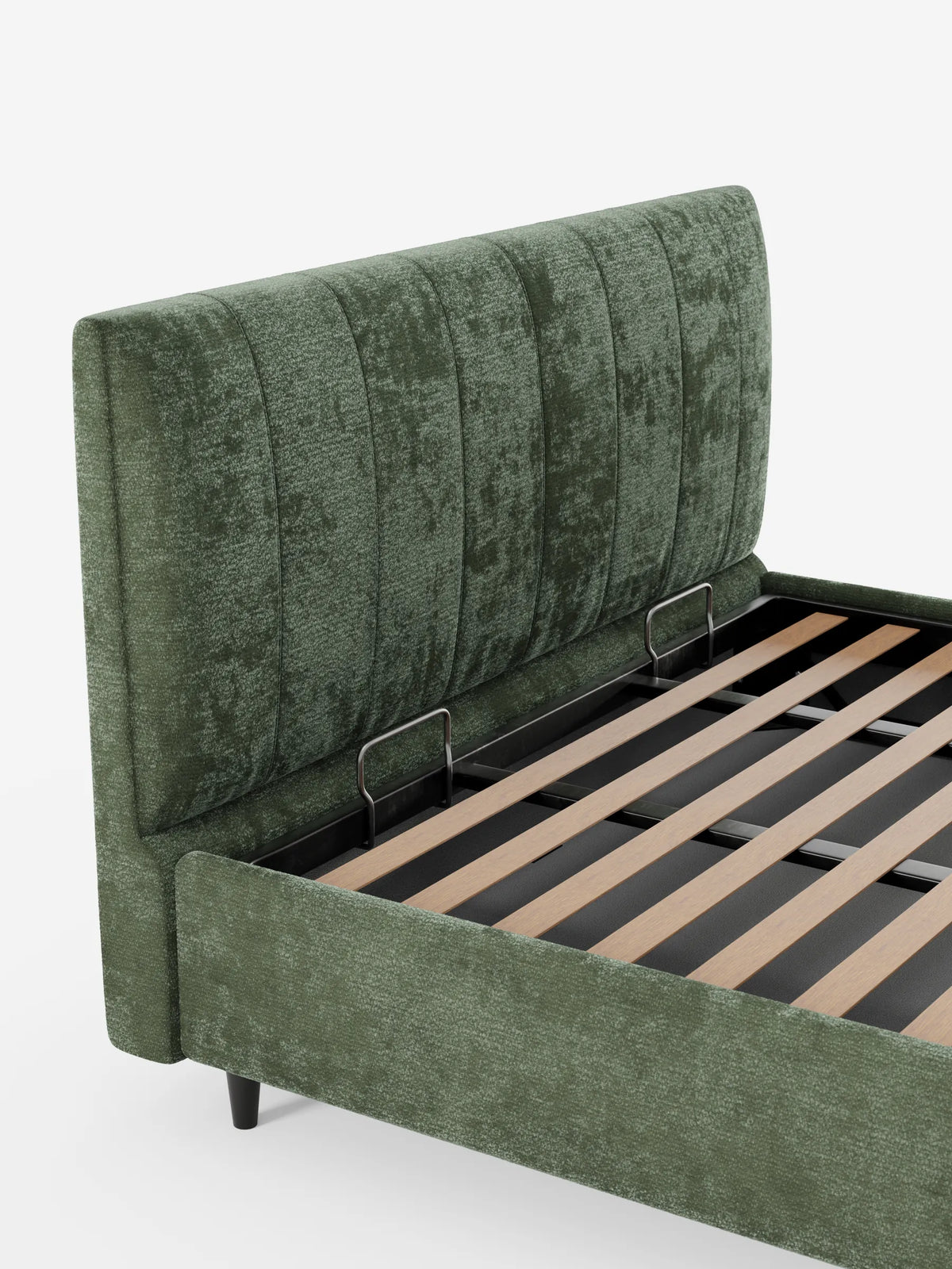 Un letto imbottito ONYX color verde salvia con vano contenitore e testiera verticale in tessuto certificato Oeko-Tex®, caratterizzato da un'alta testiera a pannelli verticali e da un vano contenitore interno con doghe in legno su una base in metallo nero.