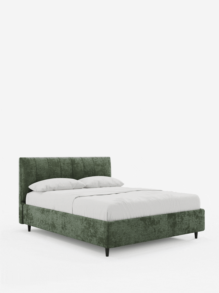 ONYX, letto imbottito con contenitore e testiera verticale in tessuto certificato Oeko-Tex® color verde salvia testurizzato, caratterizzato da un'alta testiera a pannelli verticali, biancheria da letto bianca e gambe corte nere su sfondo bianco.