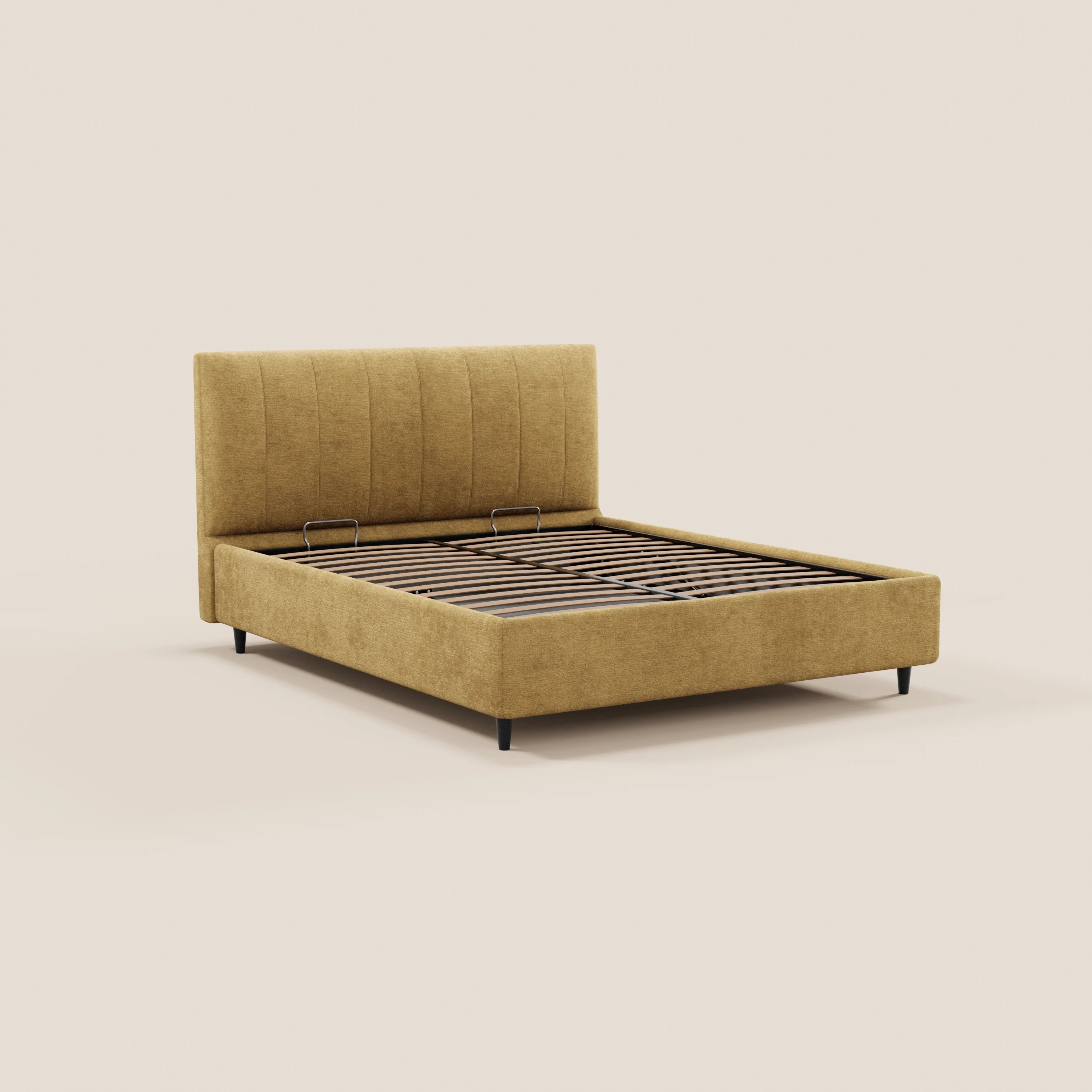 Il letto imbottito ONYX con contenitore e testiera verticale in tessuto Oeko-Tex® di Letti.store presenta un rivestimento giallo senape, gambe nere, doghe in legno e un design minimalista che risalta su uno sfondo beige chiaro.
