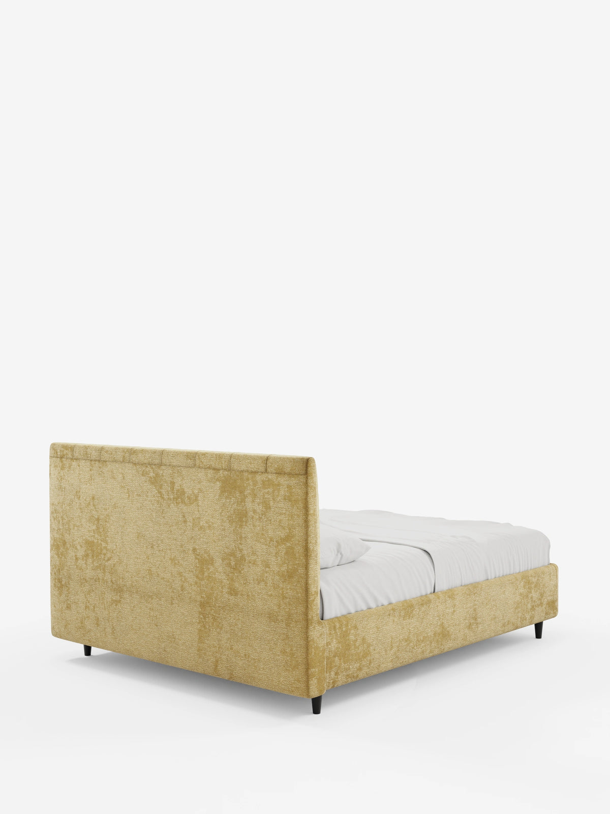 Viene mostrato, visto da dietro, un letto imbottito ONYX color giallo senape con contenitore e testiera verticale in tessuto certificato Oeko-Tex®, caratterizzato da un’alta testiera trapuntata, biancheria da letto bianca e piccole gambe nere su uno sfondo bianco.