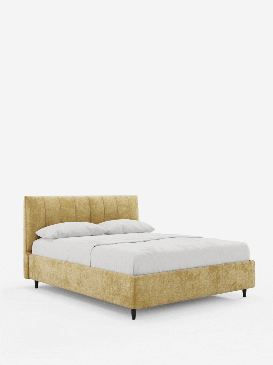Il letto imbottito ONYX con contenitore e testiera verticale in tessuto certificato Oeko-Tex® è un letto dal profilo basso, rivestito in tessuto giallo senape con trama in rilievo, dotato di una testiera alta con scanalature verticali, biancheria da letto bianca e due cuscini coordinati.