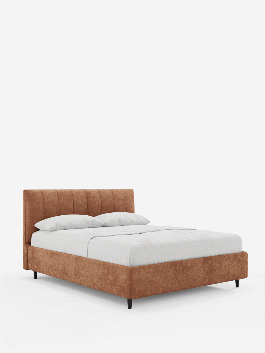 Il letto imbottito ONYX con contenitore e testiera verticale in tessuto certificato Oeko-Tex® è un letto imbottito color terracotta con una testiera alta, trapuntata verticalmente, biancheria da letto bianca e quattro gambe affusolate scure su sfondo bianco.