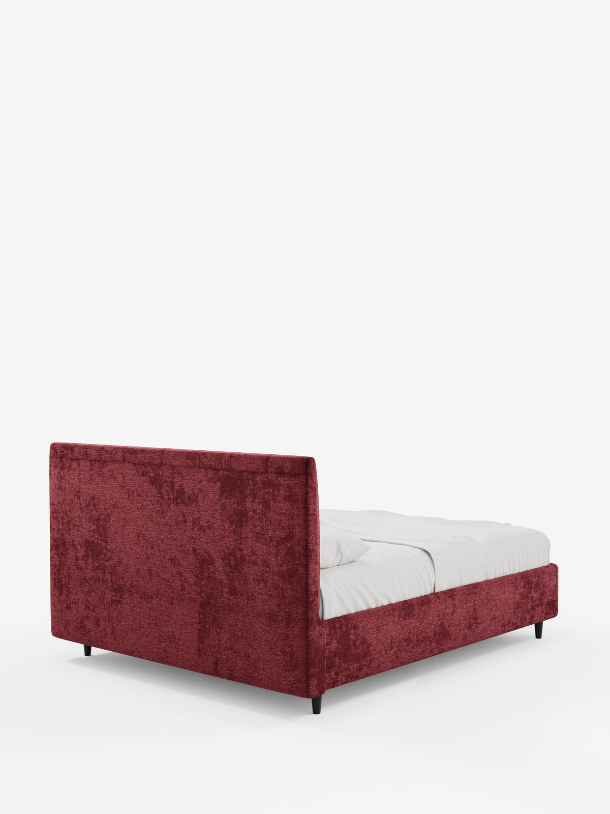 Vista posteriore di un letto imbottito ONYX con contenitore e testiera verticale in tessuto certificato Oeko-Tex®, un moderno letto matrimoniale rosso scuro con finitura testurizzata, testiera alta imbottita, biancheria da letto bianca e gambe corte nere.