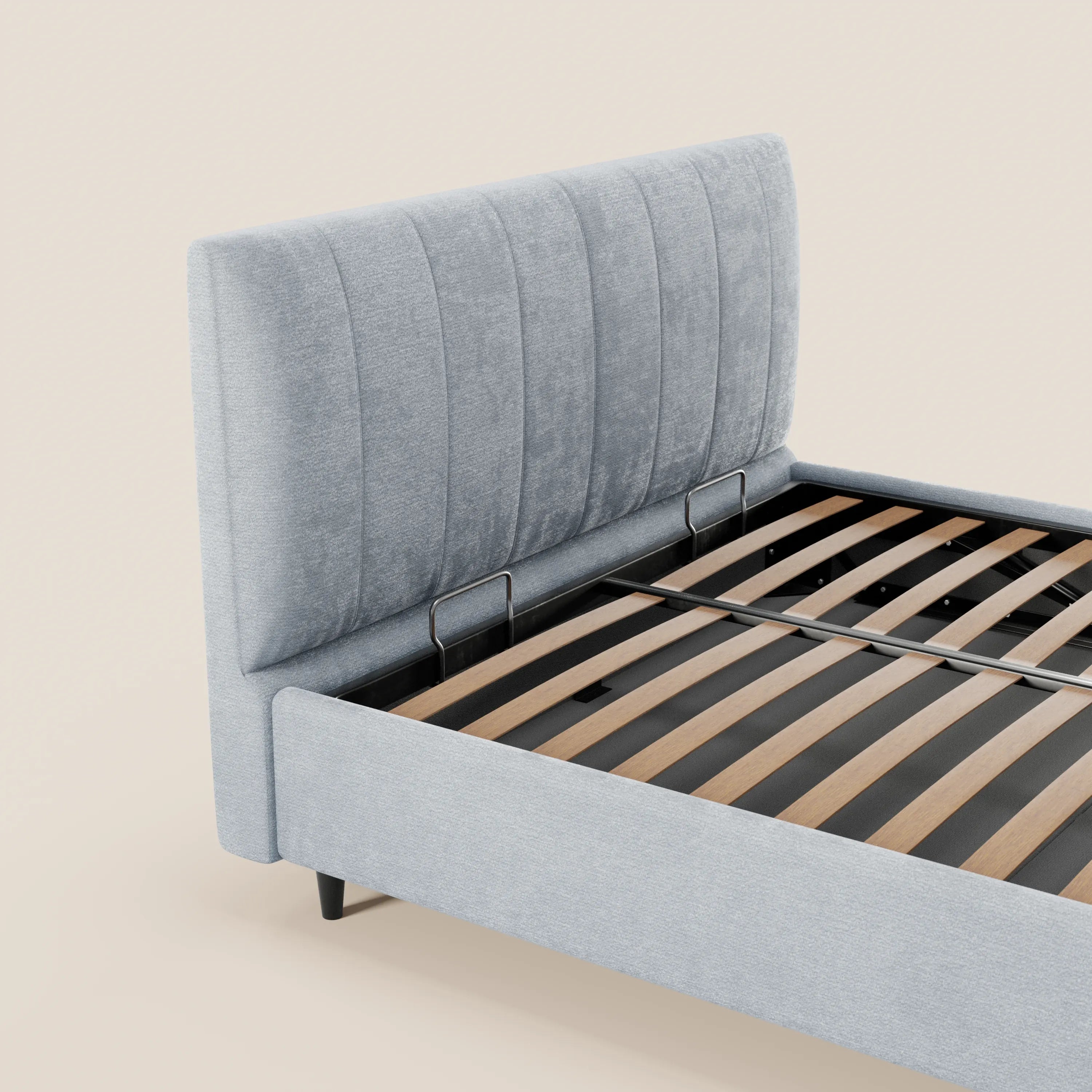 Il letto imbottito con contenitore ONYX di Letti.store, realizzato in tessuto grigio chiaro certificato Oeko-Tex®, presenta una testiera alta a pannelli verticali, doghe in legno a vista, montanti in metallo nero e gambe corte nere.
