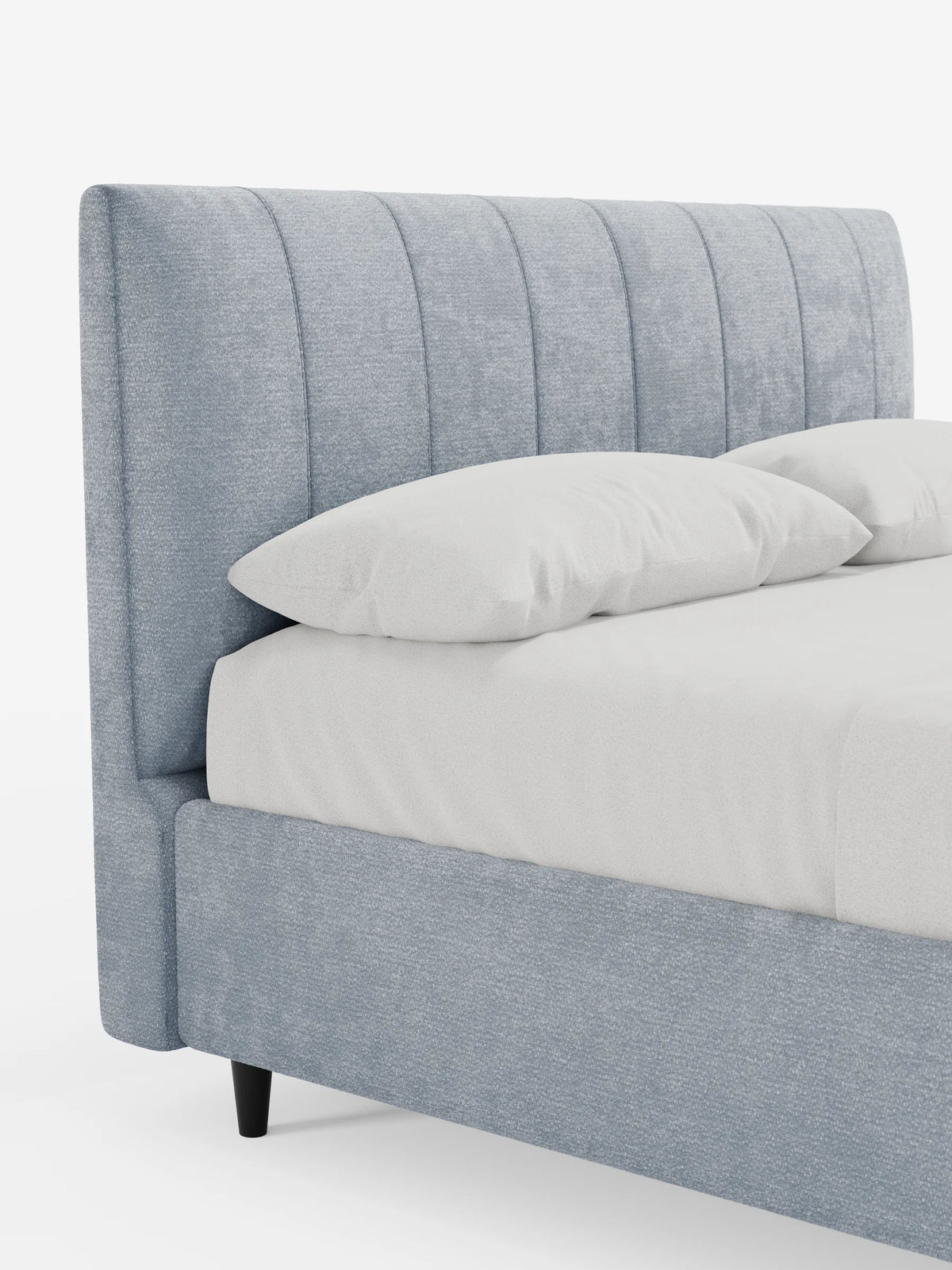 Il letto imbottito ONYX con contenitore e testiera verticale in tessuto certificato Oeko-Tex® è un letto moderno di colore azzurro, caratterizzato da una testiera alta con scanalature verticali, biancheria da letto bianca e gambe scure su uno sfondo bianco sporco.