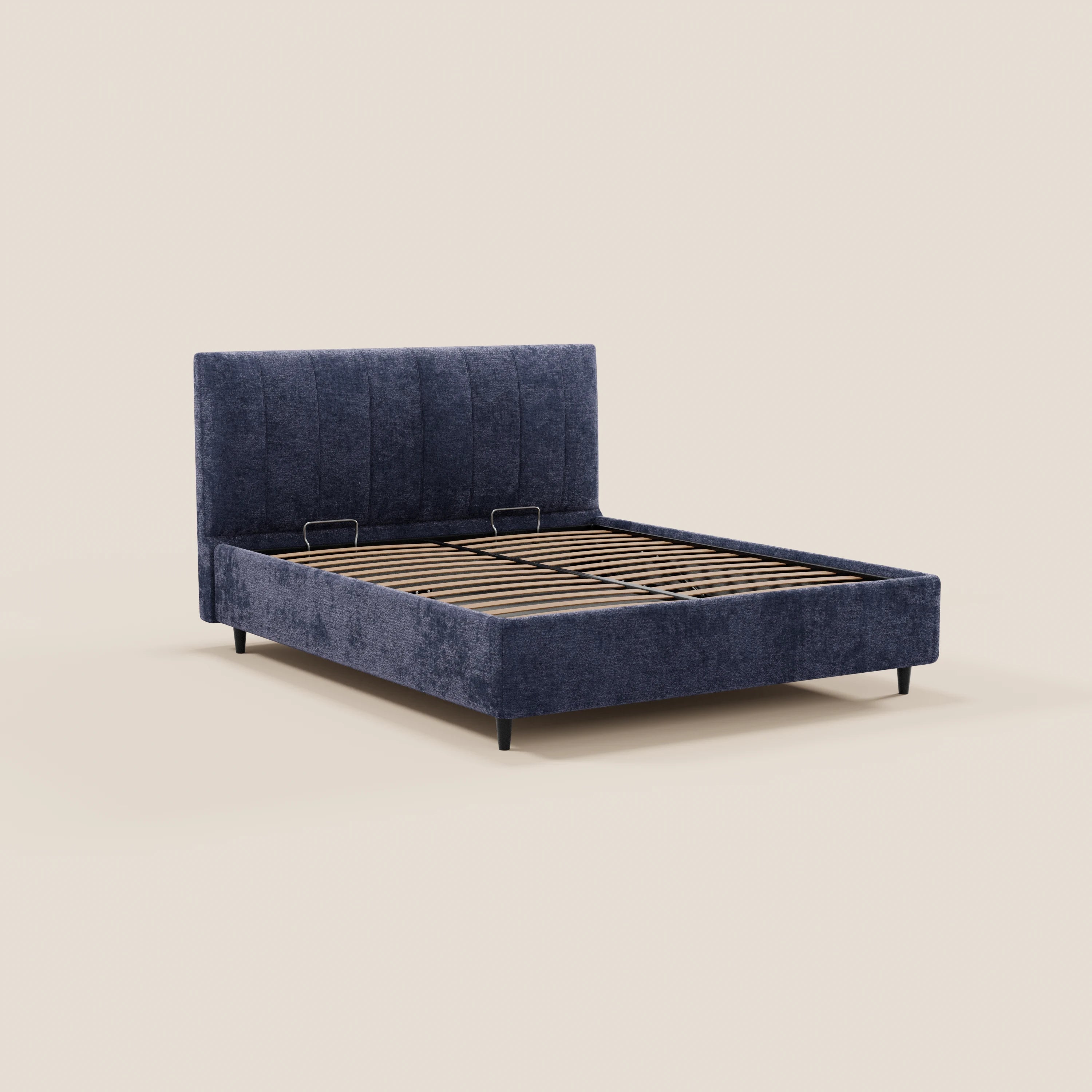 Il letto imbottito ONYX con contenitore di Letti.store presenta una testiera verticale in tessuto blu certificato Oeko-Tex® e doghe in legno. Eleganti gambe sottili nere completano il design moderno, perfetto su uno sfondo beige chiaro.