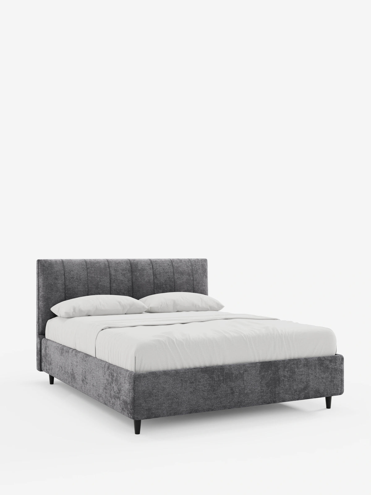 Il letto imbottito ONYX con contenitore e testiera verticale in tessuto certificato Oeko-Tex® è un moderno letto imbottito grigio con una testiera alta a pannelli verticali, biancheria da letto bianca e quattro semplici gambe nere su sfondo bianco.