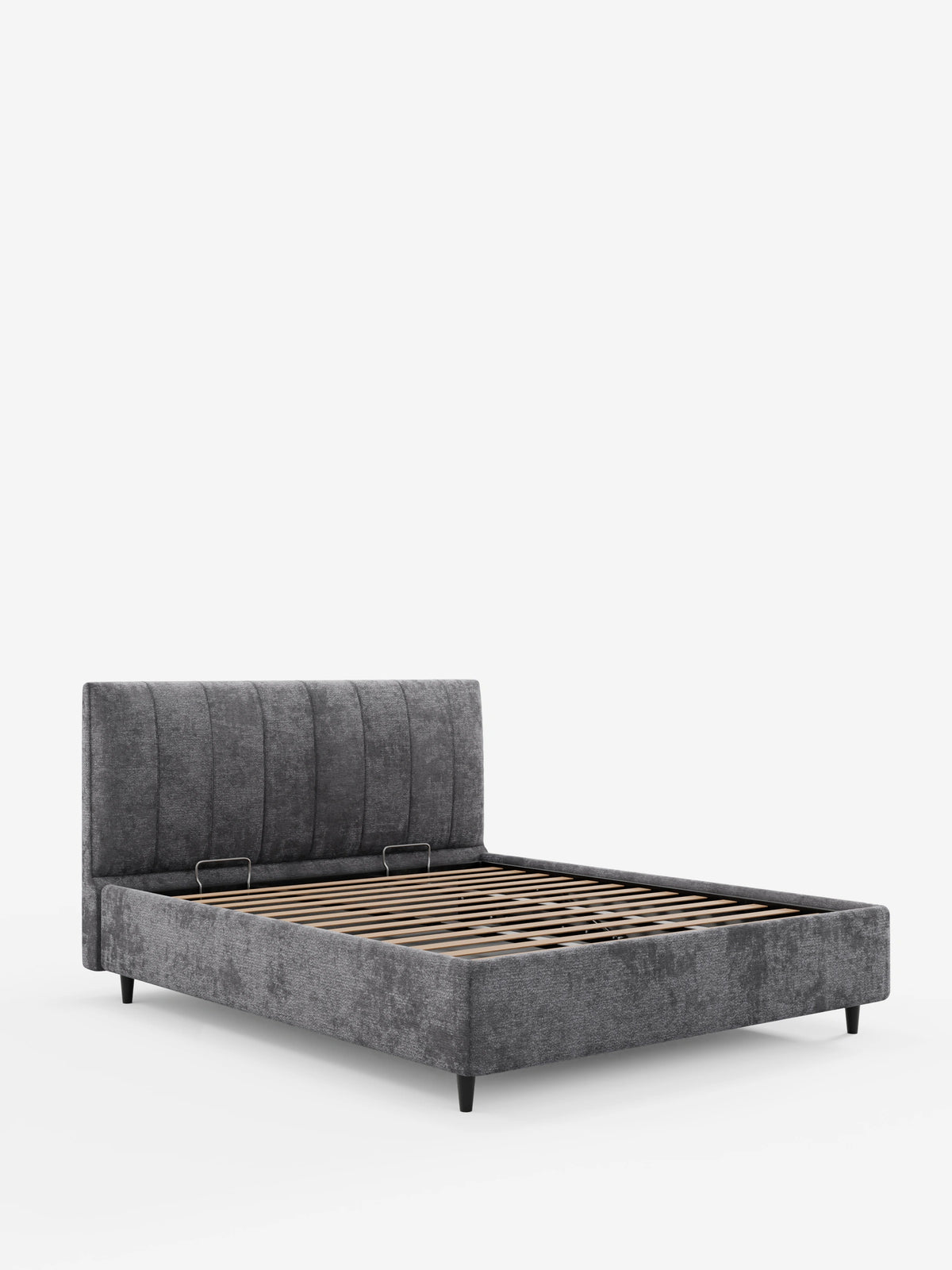 Il letto imbottito ONYX, di colore grigio scuro, con contenitore e testiera verticale in tessuto certificato Oeko-Tex®, presenta una testiera alta a pannelli verticali, una rete a doghe in legno e quattro piccole gambe affusolate di colore scuro su uno sfondo bianco.