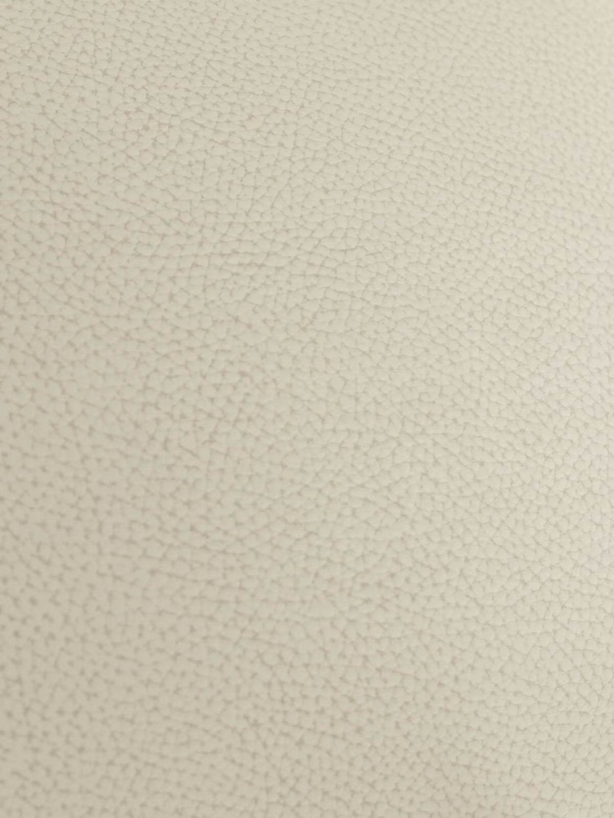 Primo piano della superficie in vera pelle color crema e dalla trama ruvida del modello Chester 4 Posti 3 sedute in Vera Pelle – Chesterfield Capitonné Artigianale di Divani.Store. Le piccole protuberanze irregolari creano un effetto delicato e naturale, che riflette la maestria artigianale tipica di questo pezzo. Non sono presenti elementi o oggetti distintivi: solo l’elegante semplicità del rivestimento in pelle di alta qualità.