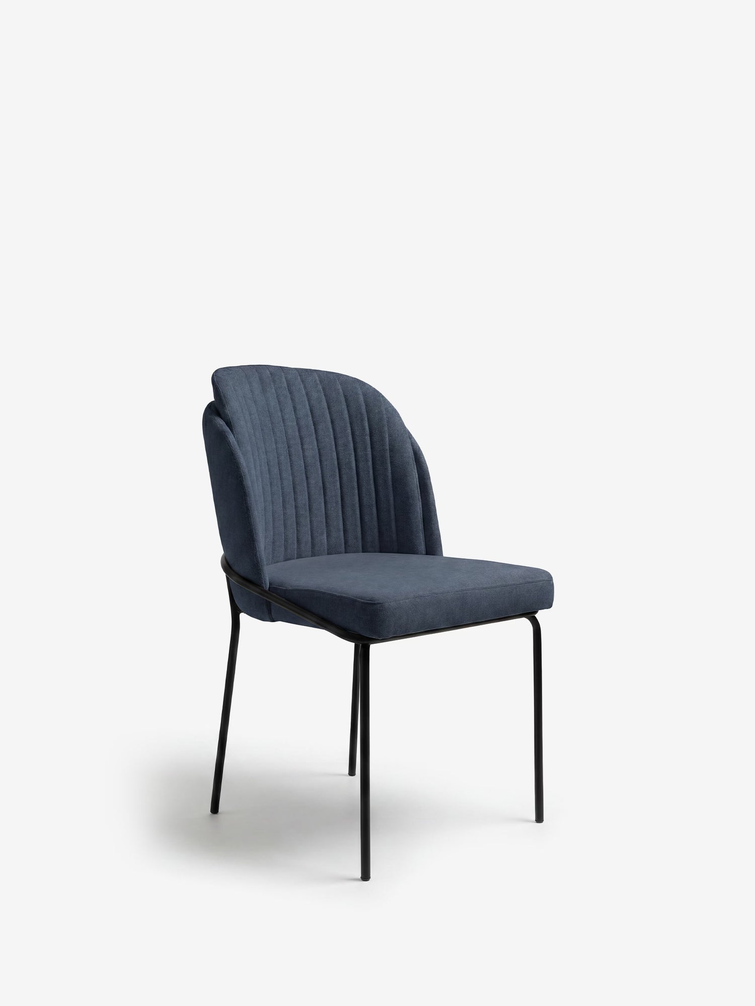 La sedia imbottita Plissè in tessuto impermeabile di Divani.Store presenta uno schienale plissettato, una finitura blu scuro e sottili gambe in metallo nero, che ne esaltano lo stile minimalista ed elegante su uno sfondo bianco a tinta unita.