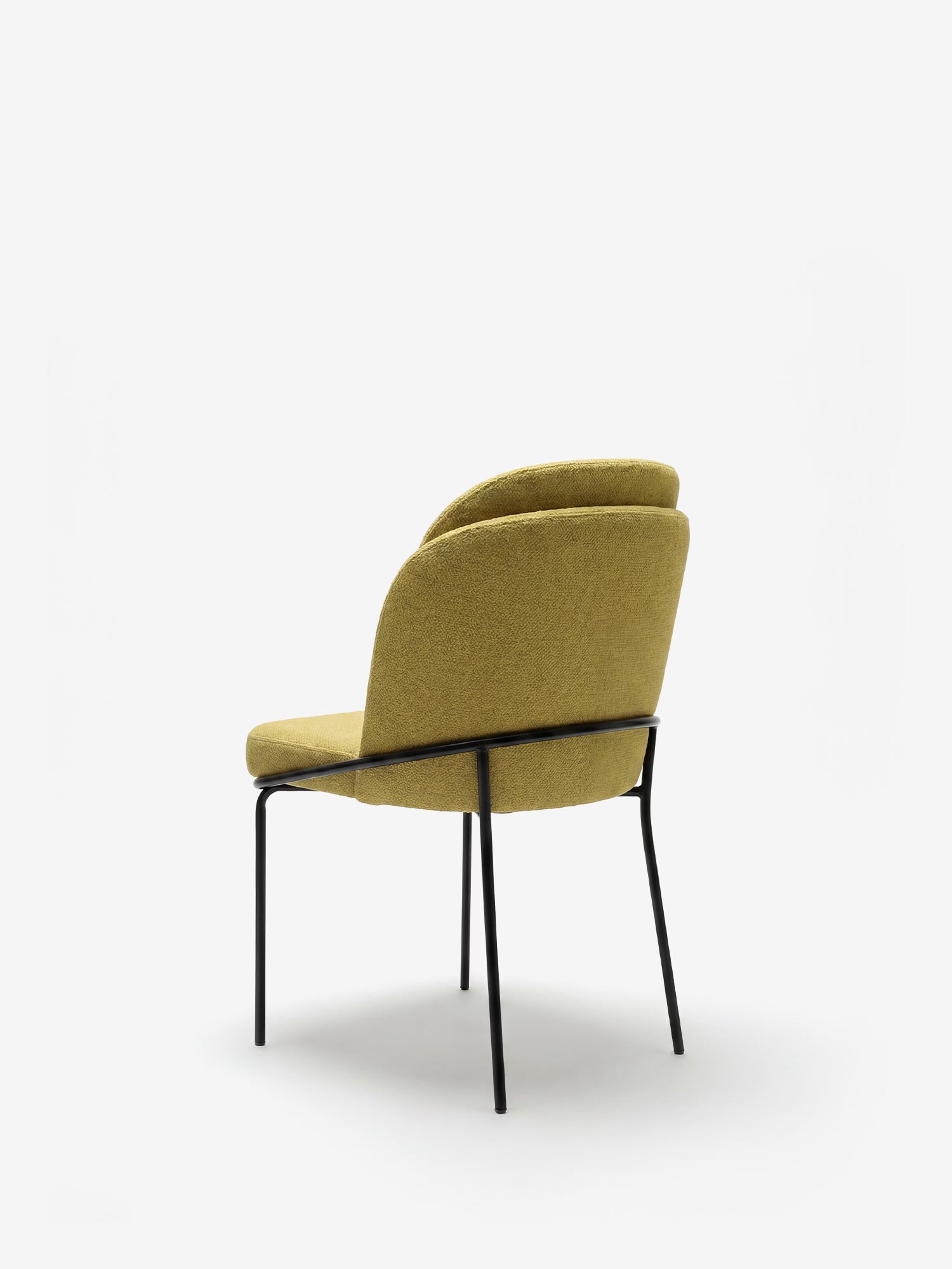 La sedia imbottita Plissè di Divani.Store è caratterizzata da un tessuto impermeabile verde oliva, uno schienale plissettato e sottili gambe in metallo nero, che ne esaltano il minimalismo moderno su uno sfondo bianco a tinta unita.