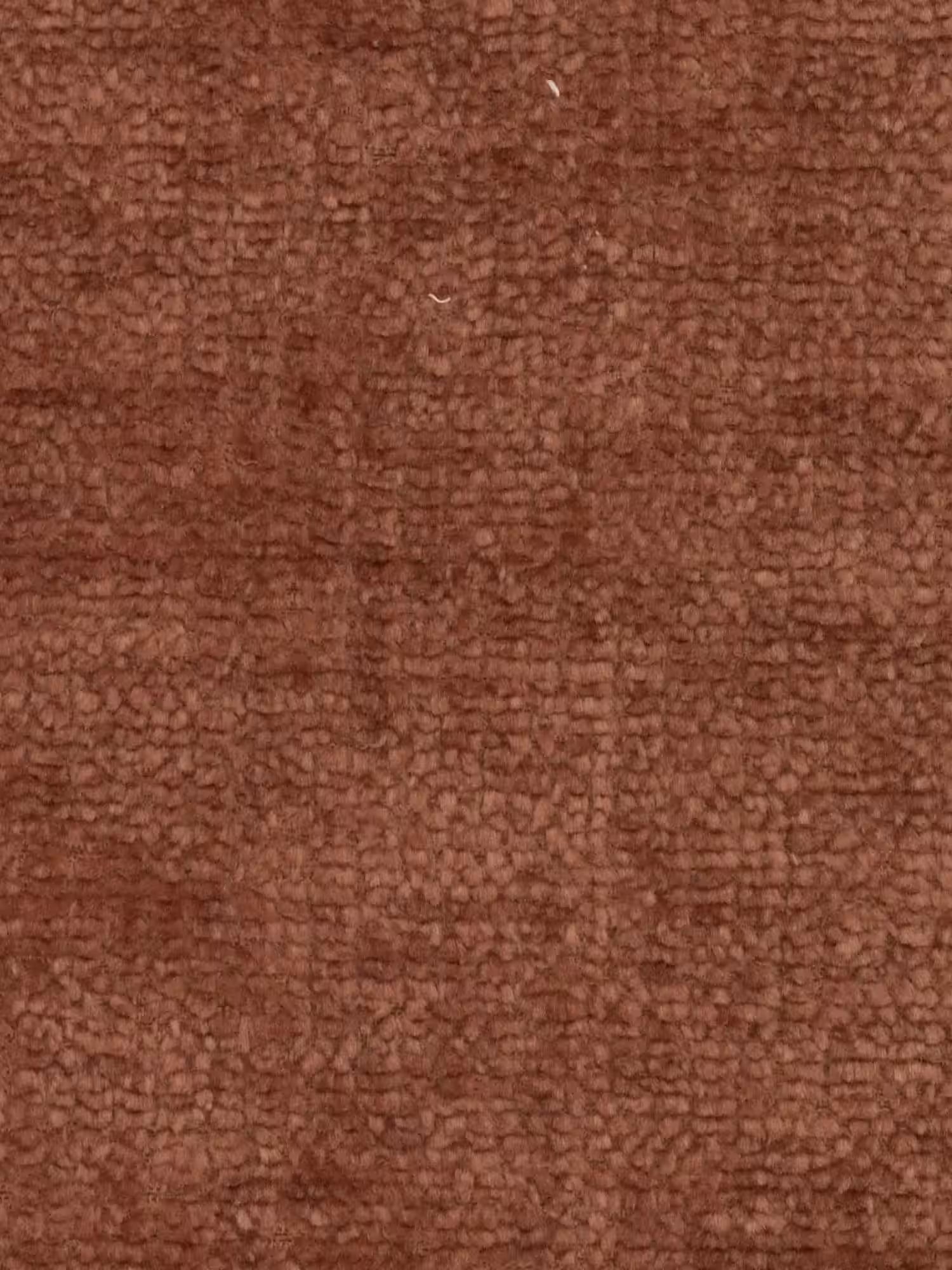 Primo piano della sedia Luce, imbottita in morbido tessuto ciniglia rosso-marrone con un delicato motivo a griglia. Prodotto da Divani.Store, con struttura in metallo nero, perfetta per arredi moderni e comfort contemporaneo.