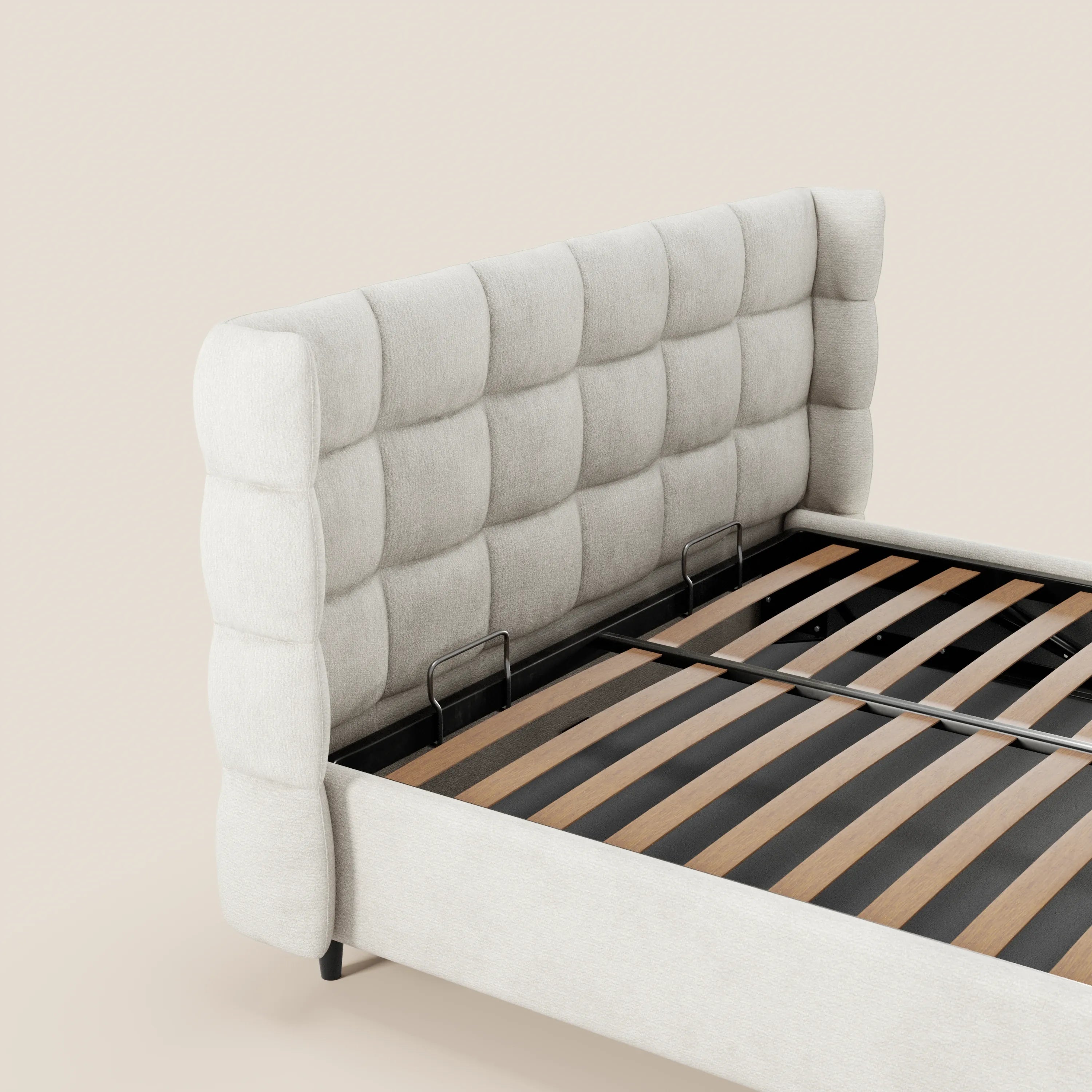 Il letto imbottito RAGNAR di Letti.store presenta una testiera avvolgente capitonné in elegante tessuto Oeko-Tex®, una base con doghe in legno, una struttura metallica e un vano contenitore. Immagine mostrata senza materasso né biancheria su sfondo neutro.