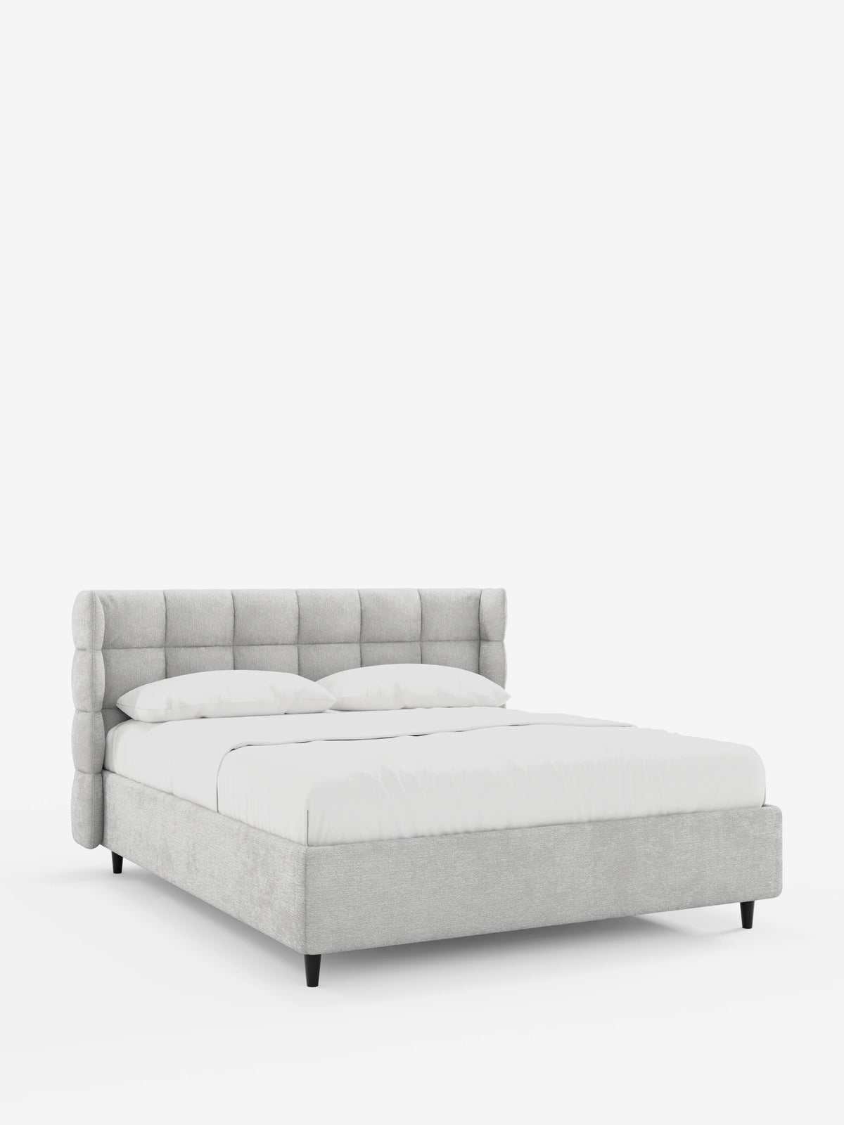 Un letto imbottito RAGNAR grigio chiaro con contenitore e testiera capitonné avvolgente, con una testiera alta e avvolgente, rivestito con lenzuola bianche immacolate, su piccole gambe scure, su uno sfondo bianco a tinta unita.