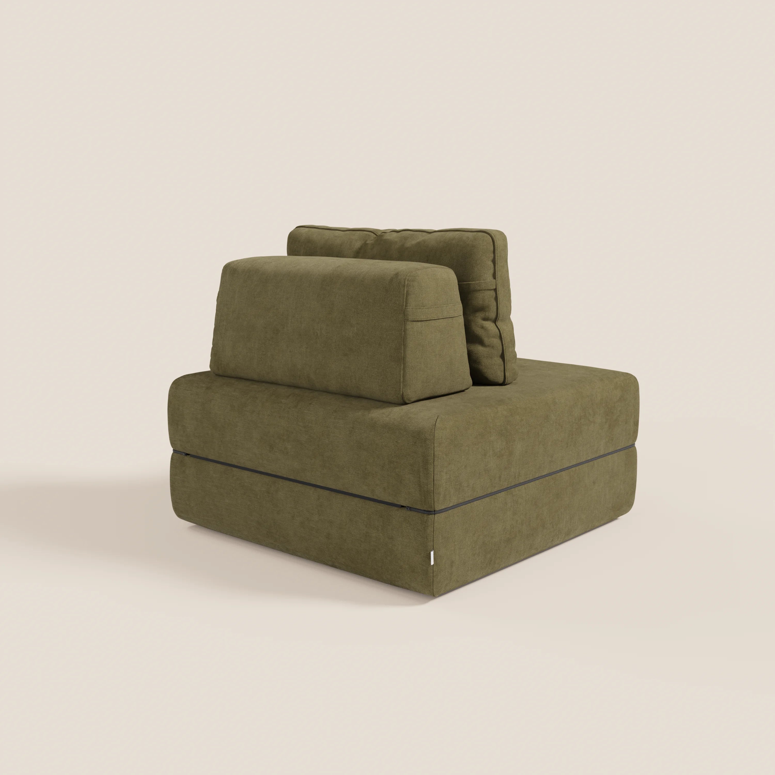 La poltrona letto Rift di Divani.Store ha un design squadrato di colore verde oliva, cuscini spessi e tessuto T31 sfoderabile e antimacchia. Lo schienale regolabile e il materasso in memory foam da 22 cm lo trasformano rapidamente in un letto singolo 100x200 cm per gli ospiti.