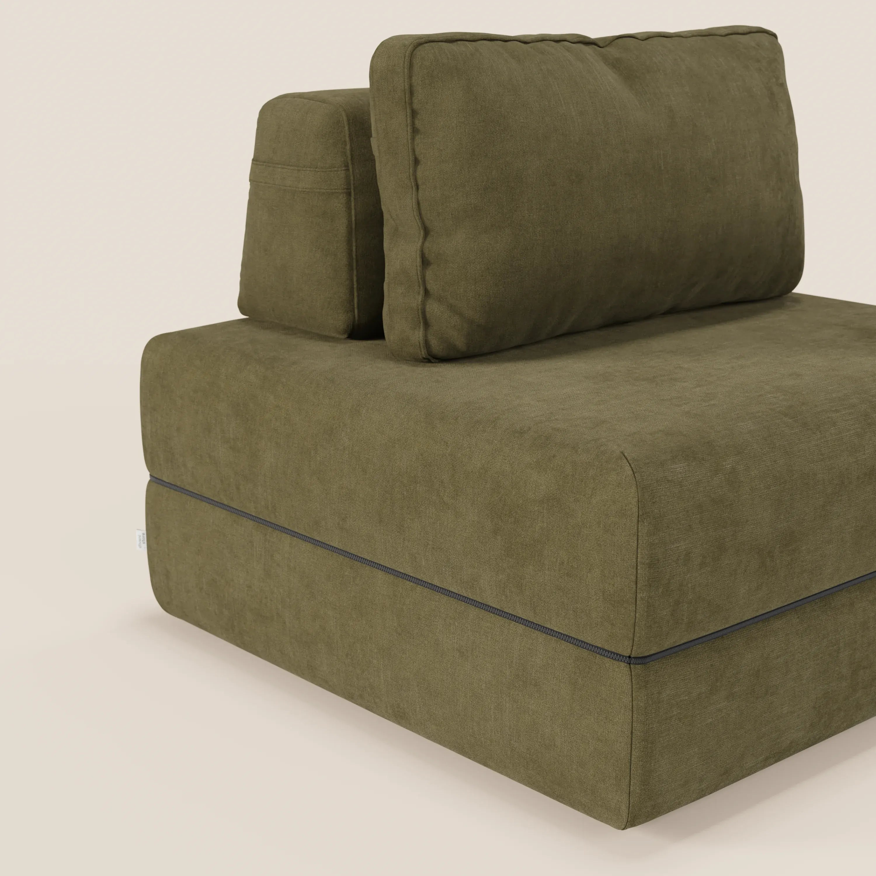 La poltrona letto Rift di Divani.Store è caratterizzata da un design modulare e minimalista di colore verde oliva con schienale mobile, tessuto T31 antimacchia, spessi cuscini di seduta e di schienale e un materasso in memory foam alto 22 cm. Comfort e stile perfetti in un unico prodotto.