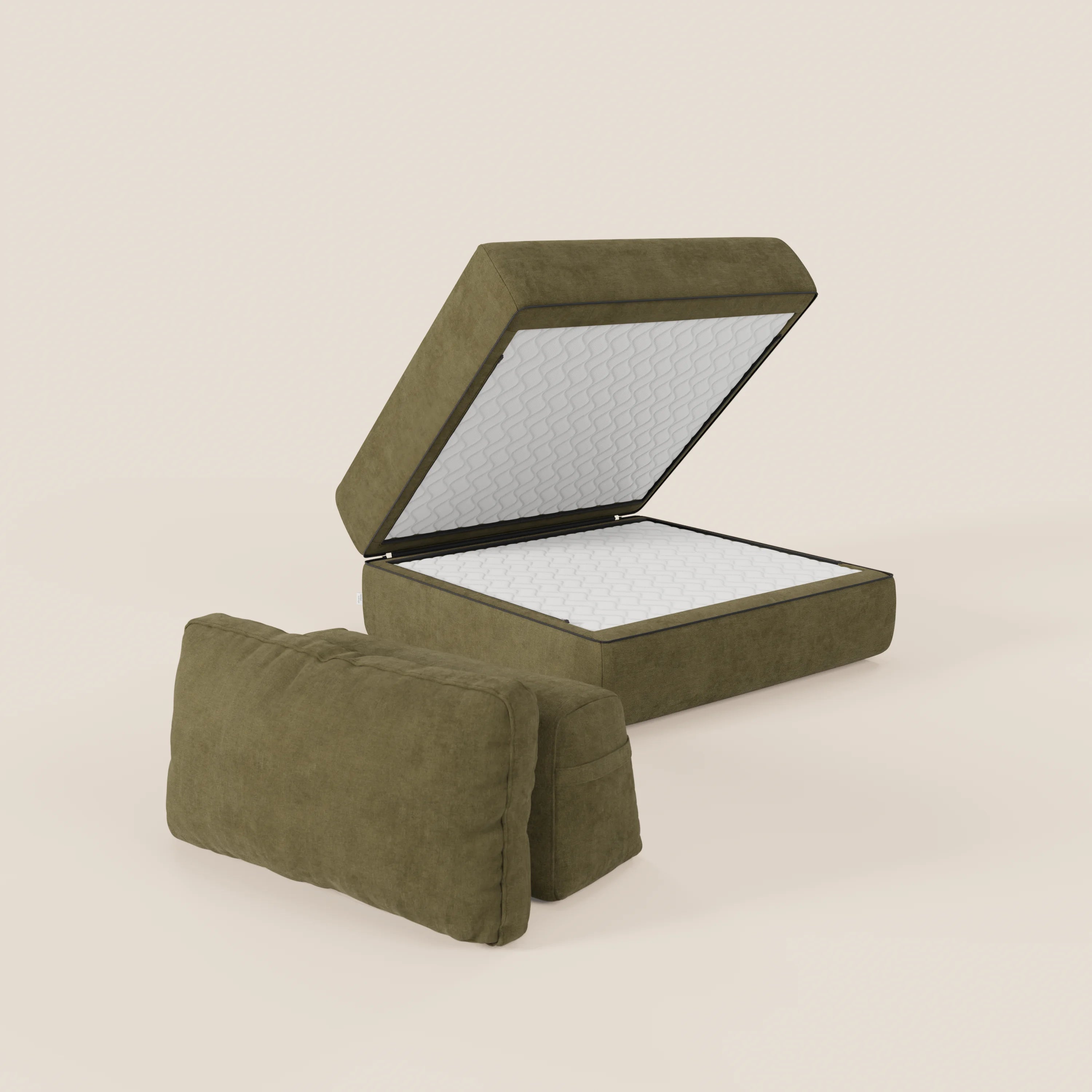 La poltrona letto Rift di Divani.Store, in tessuto antimacchia T31 verde, è caratterizzata da uno schienale mobile e da un coperchio aperto che rivela il materasso in memory foam alto 22 cm. Un cuscino coordinato si erge su uno sfondo beige chiaro.