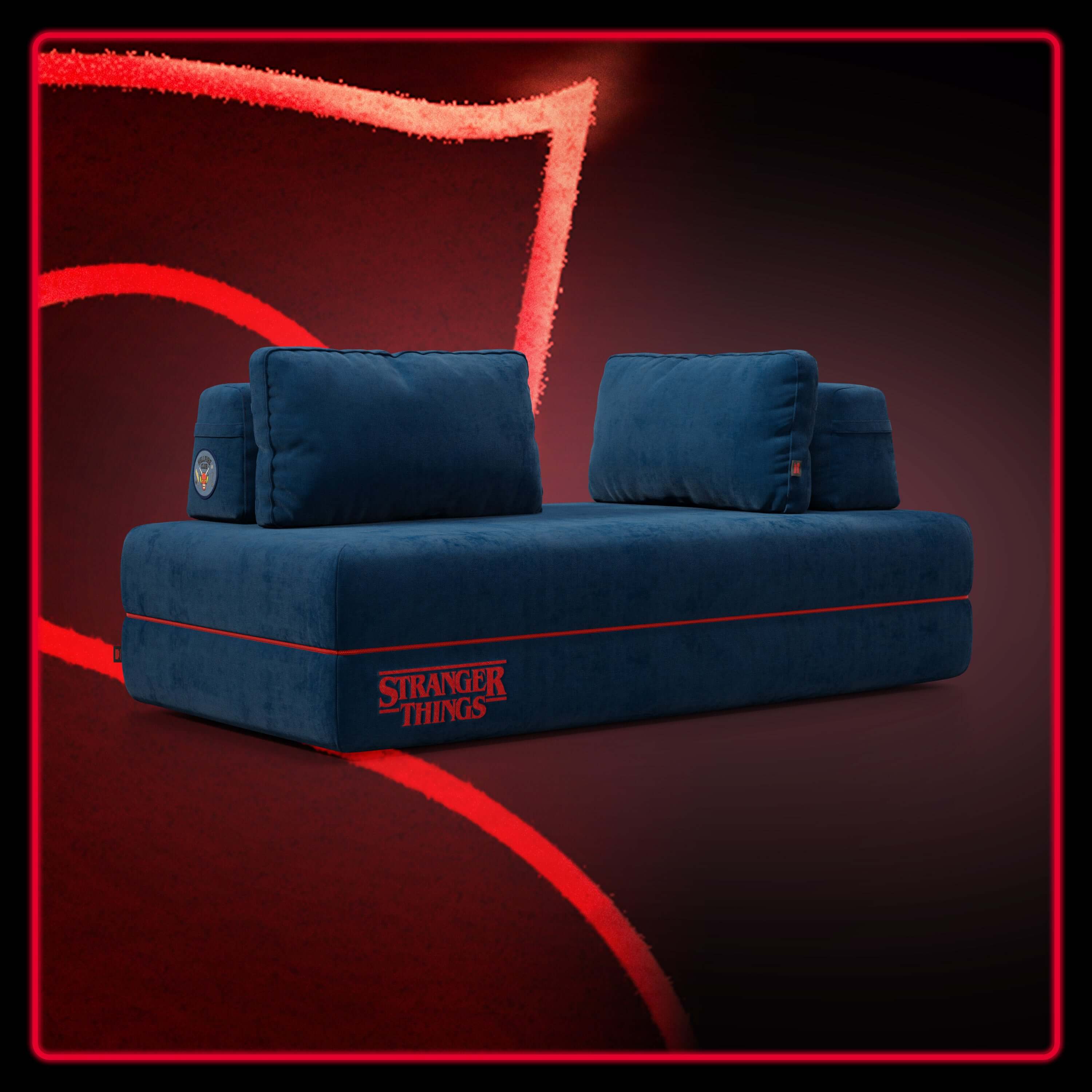 Il divano letto matrimoniale Rift STRANGER THINGS Edition di Divani.Store è un divano a 2 o 3 posti in peluche, di colore blu scuro, con schienale mobile, logo "Stranger Things" rosso e materasso in memory foam da 22 cm in tessuto antimacchia.
