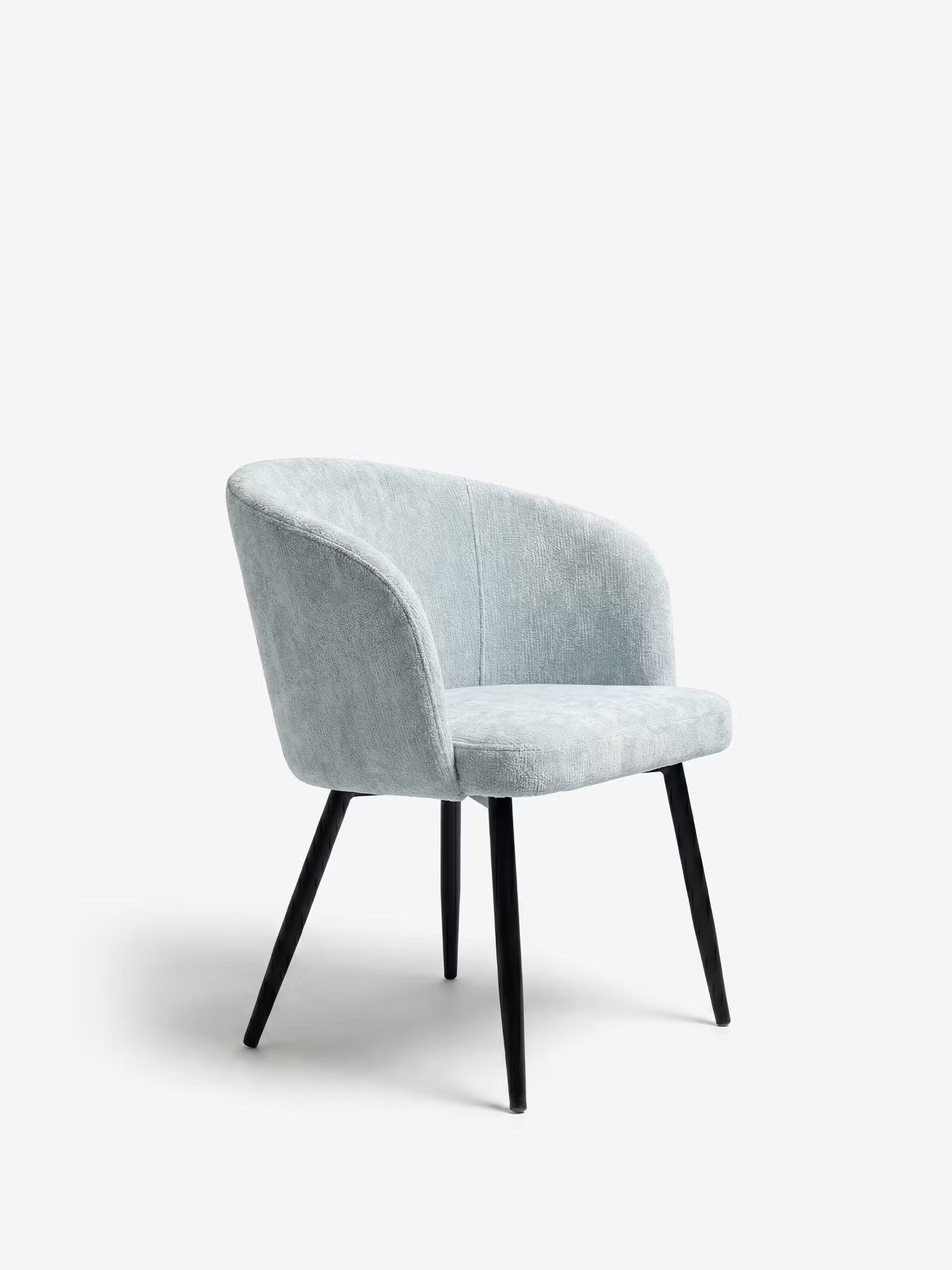 La sedia Rovo con braccioli di Divani.Store presenta uno schienale ricurvo, un morbido rivestimento in ciniglia grigio chiaro e sottili gambe in metallo nero che le conferiscono un look moderno. La sedia è raffigurata su uno sfondo bianco a tinta unita.