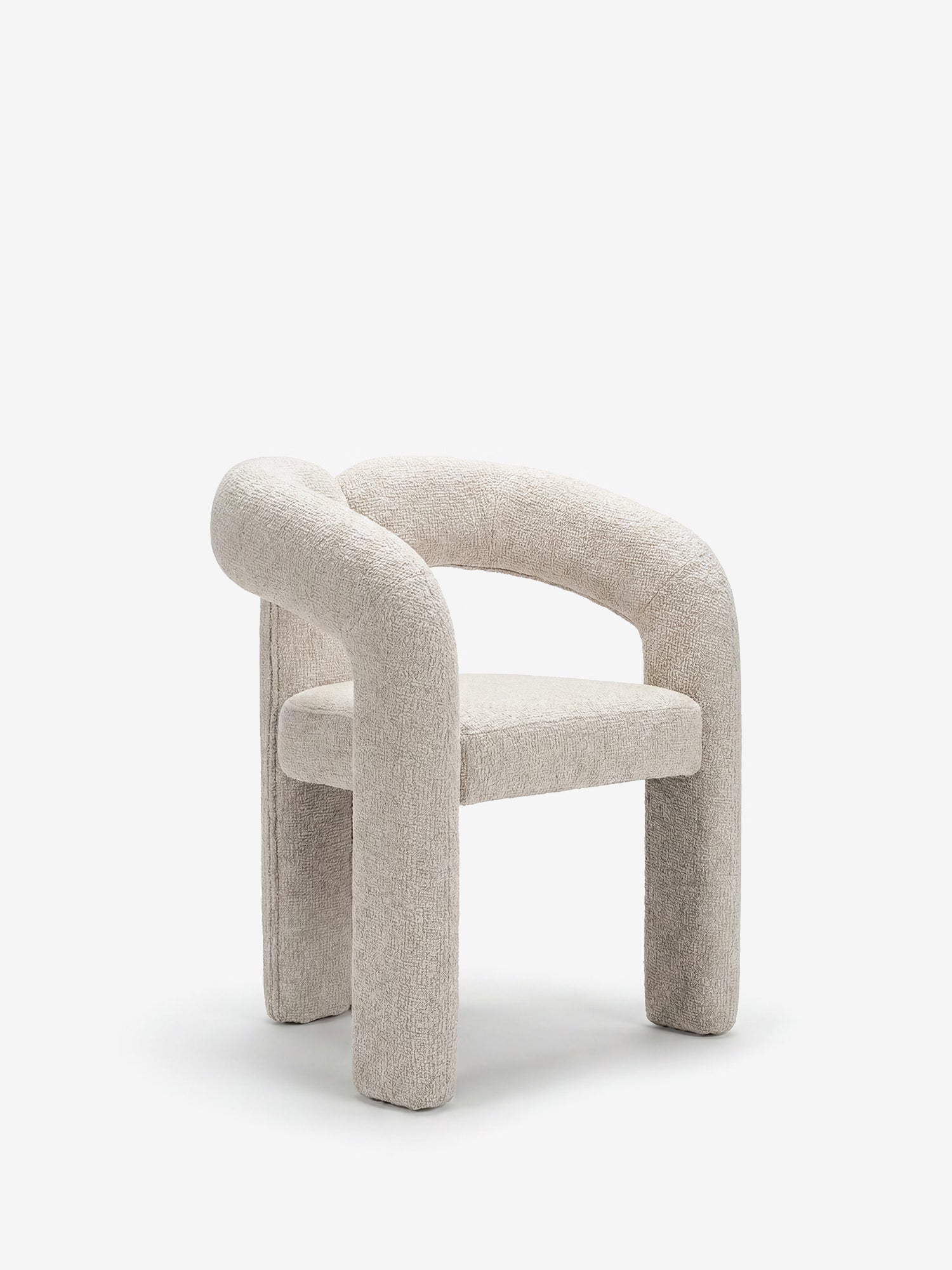 La sedia di design Sibilla di Divani.Store è una poltrona moderna caratterizzata da un morbido rivestimento beige, una forma arcuata, braccioli e schienale spessi e arrotondati e tre gambe massicce che le conferiscono un look elegante e minimalista.