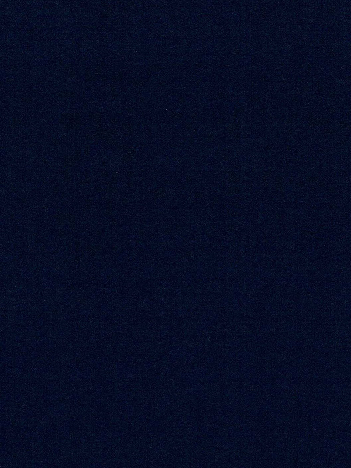 Un primo piano di una superficie piatta, di colore blu navy scuro. La trama appare liscia e uniforme, con sottili variazioni di tonalità che suggeriscono che potrebbe trattarsi di tessuto — forse addirittura l’elegante rivestimento in microfibra T11, resistente alle macchie, del divano Eclipse Divano dal design moderno a 2 e 3 posti con schienali traslanti e piedini alti di Divani.Store. Non sono visibili motivi o oggetti distinguibili.