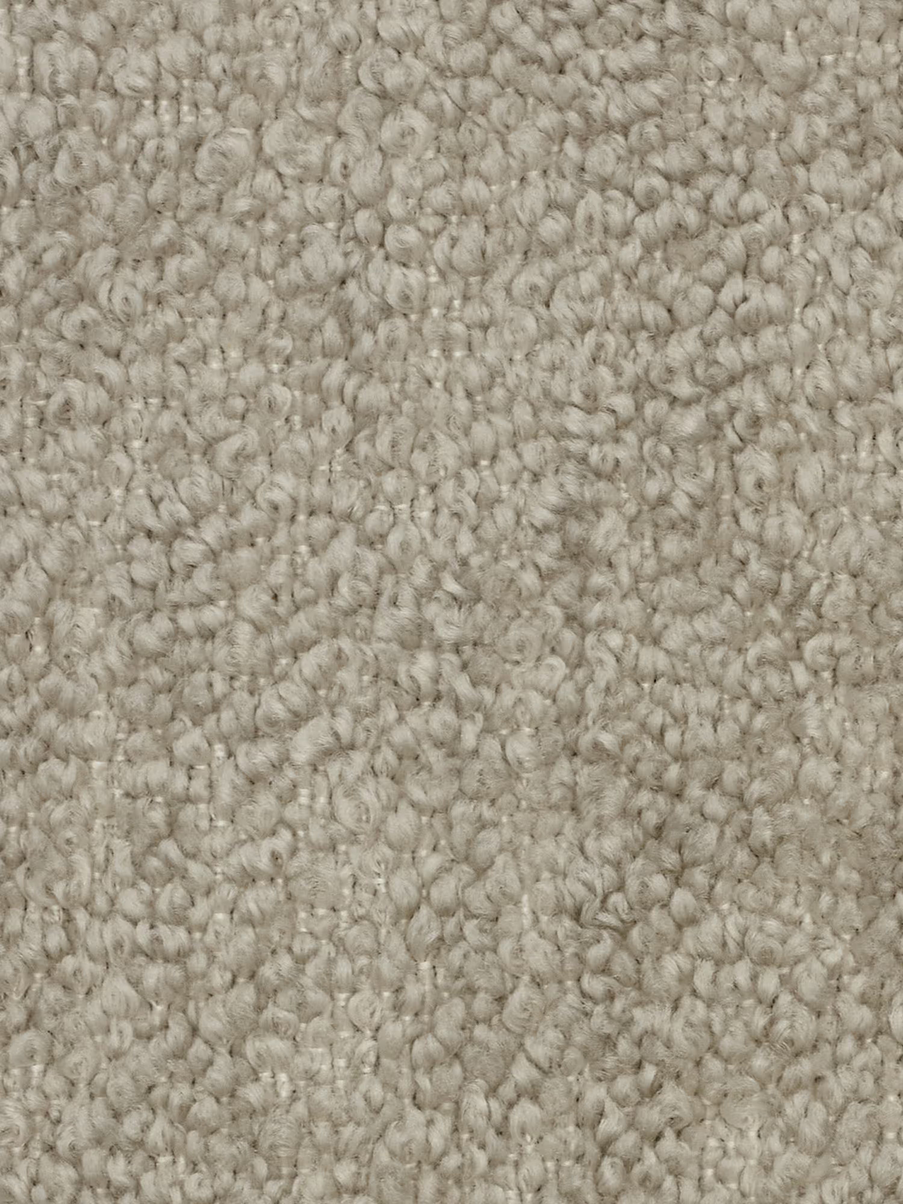 Primo piano di un tappeto beige chiaro caratterizzato da un pelo a riccioli e dalla trama ruvida. Le fibre fitte e morbide presentano sottili variazioni di tonalità che conferiscono un aspetto accogliente: un abbinamento eccellente con il divano modulare Mosaic Divano a 3 e 4 posti in bouclé: capitonné e design in tessuto smacchiabile T21 di Divani.Store. Non sono visibili macchie né motivi. L'immagine mostra in dettaglio la trama intricata del tappeto.