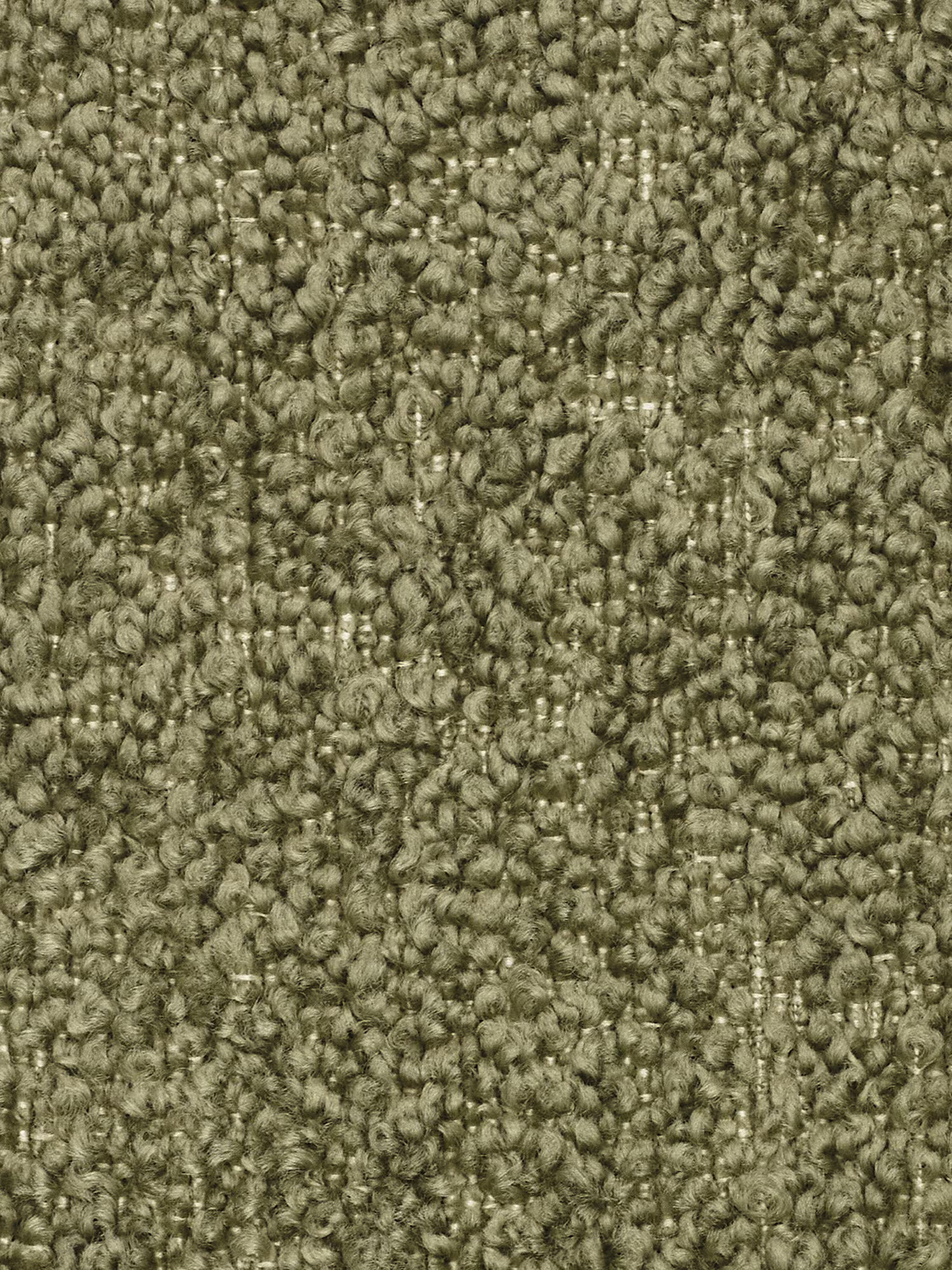 Primo piano della poltrona Mosaic modulo da 77 cm in bouclé di Divani.Store, caratterizzata da fibre fitte, di colore verde oliva e dalla trama rigata che ricordano il pregiato tessuto bouclé. La sottile variazione nella dimensione dei riccioli e i fili più chiari sparsi qua e là creano un motivo discreto e irregolare a griglia sulla superficie del tessuto smacchiabile T21. La trama morbida ma resistente mette in risalto la raffinata maestria artigianale e i dettagli capitonné tipici del design italiano.