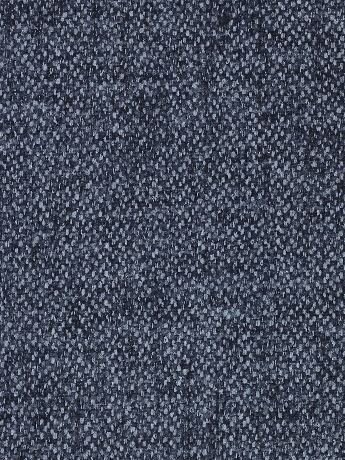 Primo piano su un tessuto blu scuro dalla trama fitta e uniforme, ideale per il divano dorico a 3 posti con sedute allungabili tramite meccanismo relax elettrico e poggiatesta reclinabile in tessuto smacchiabile T23 di Divani.Store. I fili sottili e fitto intrecciati creano un motivo superficiale dalla trama delicata che conferisce un tocco di interesse tattile al design moderno di questo divano. La luce mette in risalto le sottili variazioni delle tonalità di blu presenti sul tessuto smacchiabile T23.