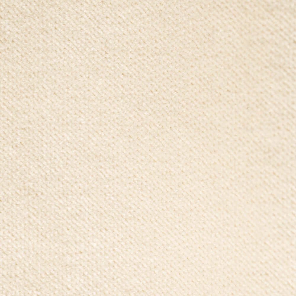 Primo piano di T30 Gioiello tessuto Vellutato di Divani.Store: un tessuto beige chiaro, morbido al tatto, elegante e dalla trama diagonale uniforme. La tecnologia Smacchiabile Fast Clean lo rende perfetto per rivestimenti e tessuti.