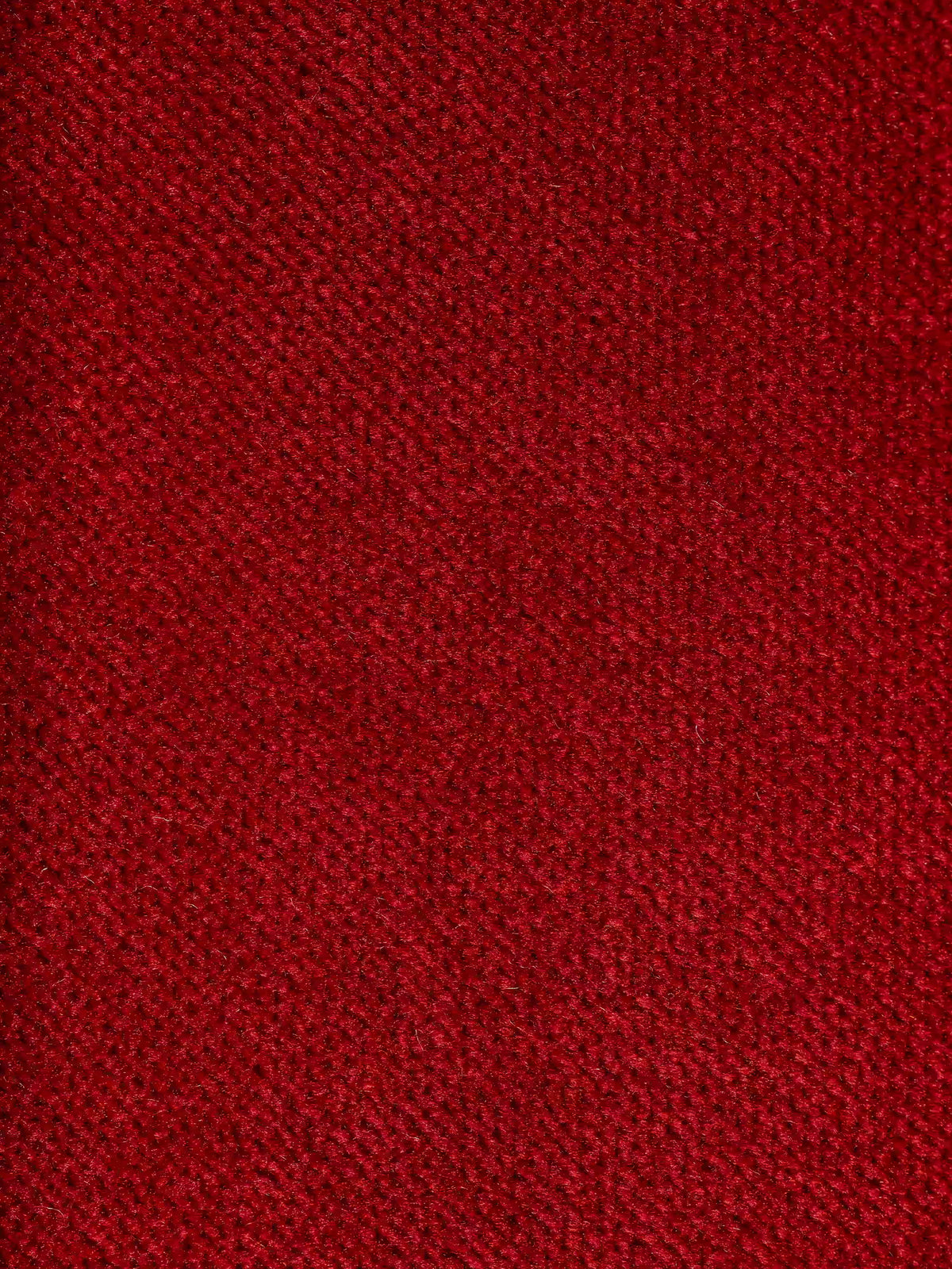 Primo piano del moderno rivestimento in vellutino T30 in una ricca tonalità di rosso intenso del divano letto Dalia a 2, 3 e 4 posti con materasso H18 di Divani.Store. Il tessuto antimacchia presenta una sottile trama intrecciata visibile su tutta la superficie, perfetta per chi è alla ricerca di un comodo divano letto matrimoniale. La superficie appare morbida e invitante, con fili disposti a intervalli regolari che creano un aspetto armonioso e uniforme. Nell’immagine non sono presenti altri oggetti o