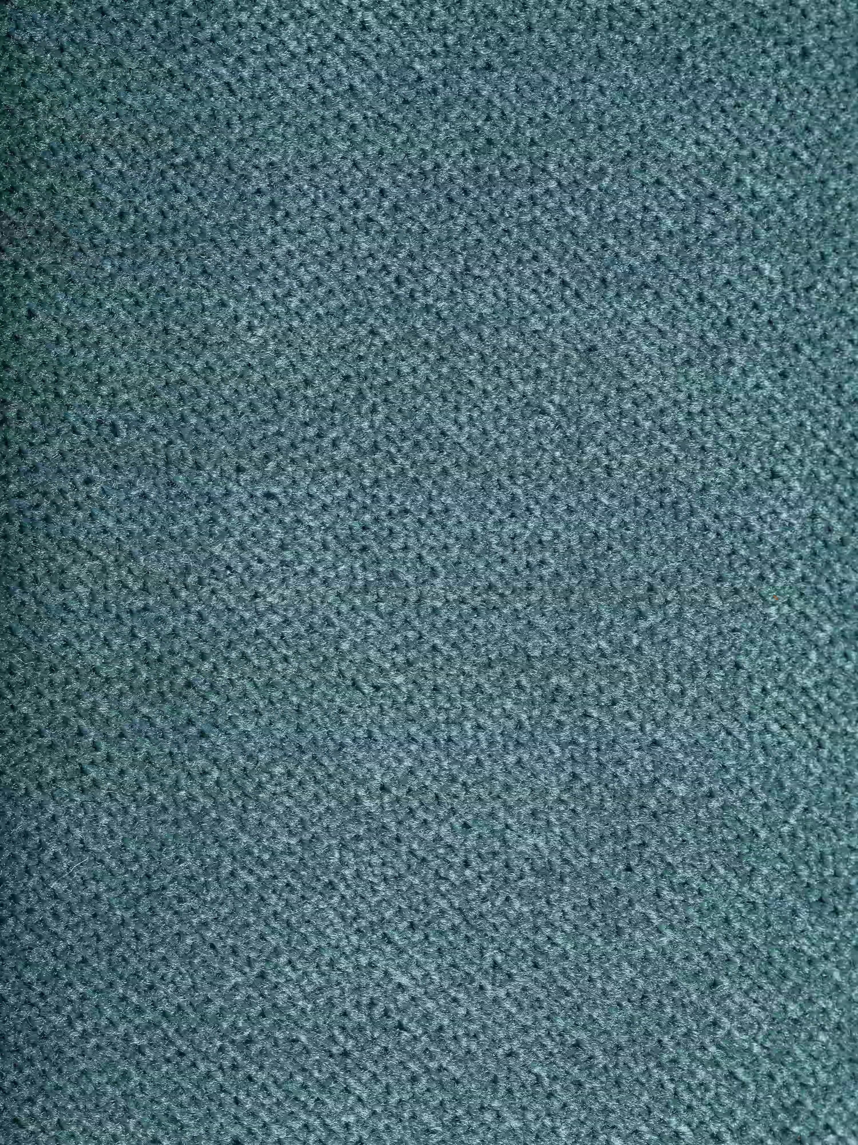Primo piano del tessuto T30 blu-grigio, dalla trama ruvida e resistente alle macchie, utilizzato per il divano Michelangelo a 2 e 3 posti con sedute allungabili e poggiatesta reclinabili di Divani.Store. La trama fitta e leggermente irregolare appare uniforme e omogenea — perfetta per le sedute allungabili — mentre sottili giochi di luci e ombre ne accentuano la superficie ricca di dettagli. Non sono visibili macchie né irregolarità, rendendolo ideale per gli spazi abitativi moderni.