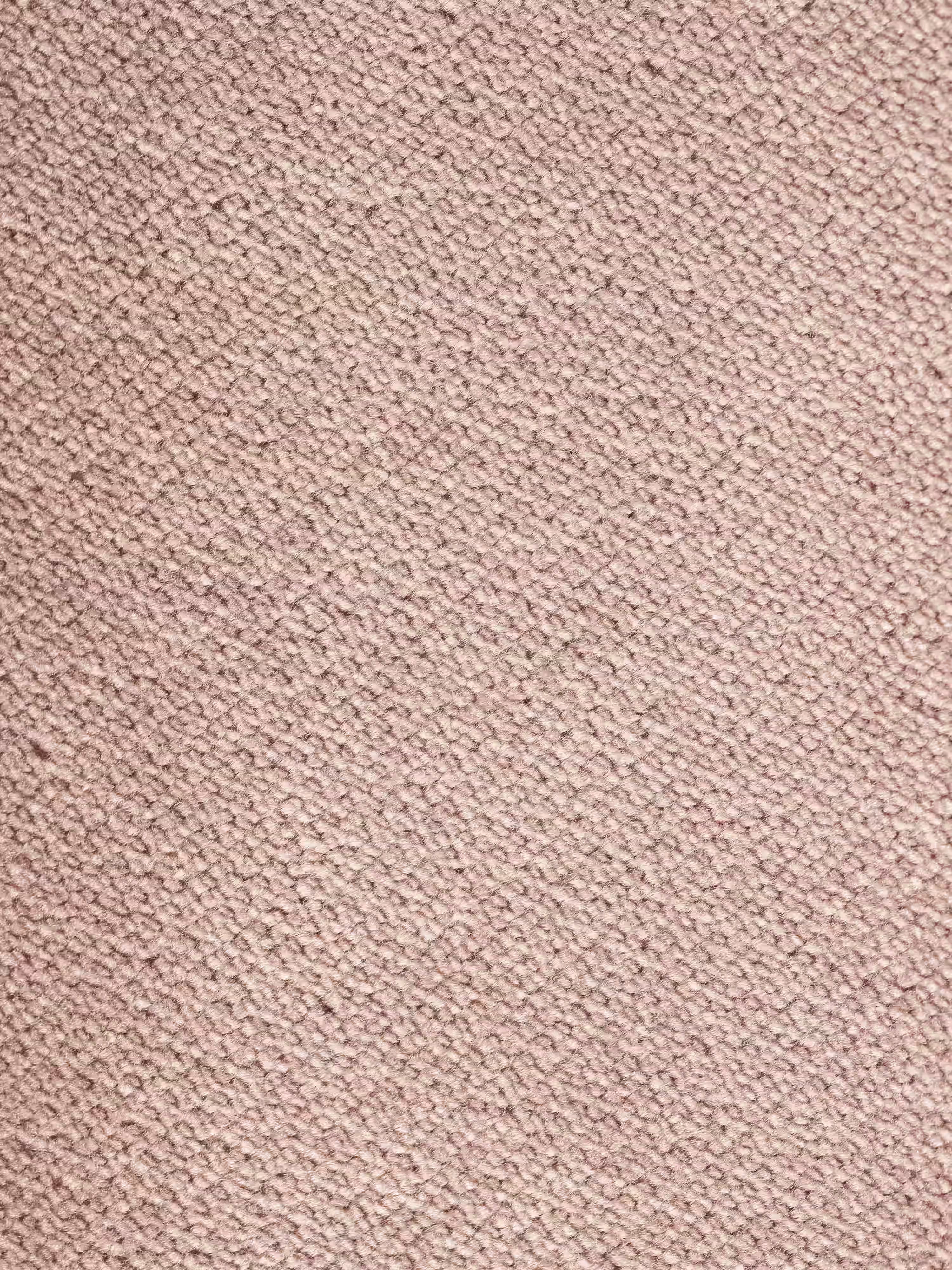 Primo piano dell’elegante tessuto T30 in vellutino antimacchia, in una delicata tonalità di rosa chiaro, utilizzato per il modello Michelangelo 4 Posti – Divano con 3 sedute estensibili e poggiatesta reclinabili di Divani.Store. Il motivo intrecciato dettagliato mette in risalto fibre sottili e fitte che conferiscono un aspetto uniforme, mentre la superficie risulta liscia ma leggermente ruvida al tatto grazie alle raffinate cuciture: perfetto per i salotti contemporanei.