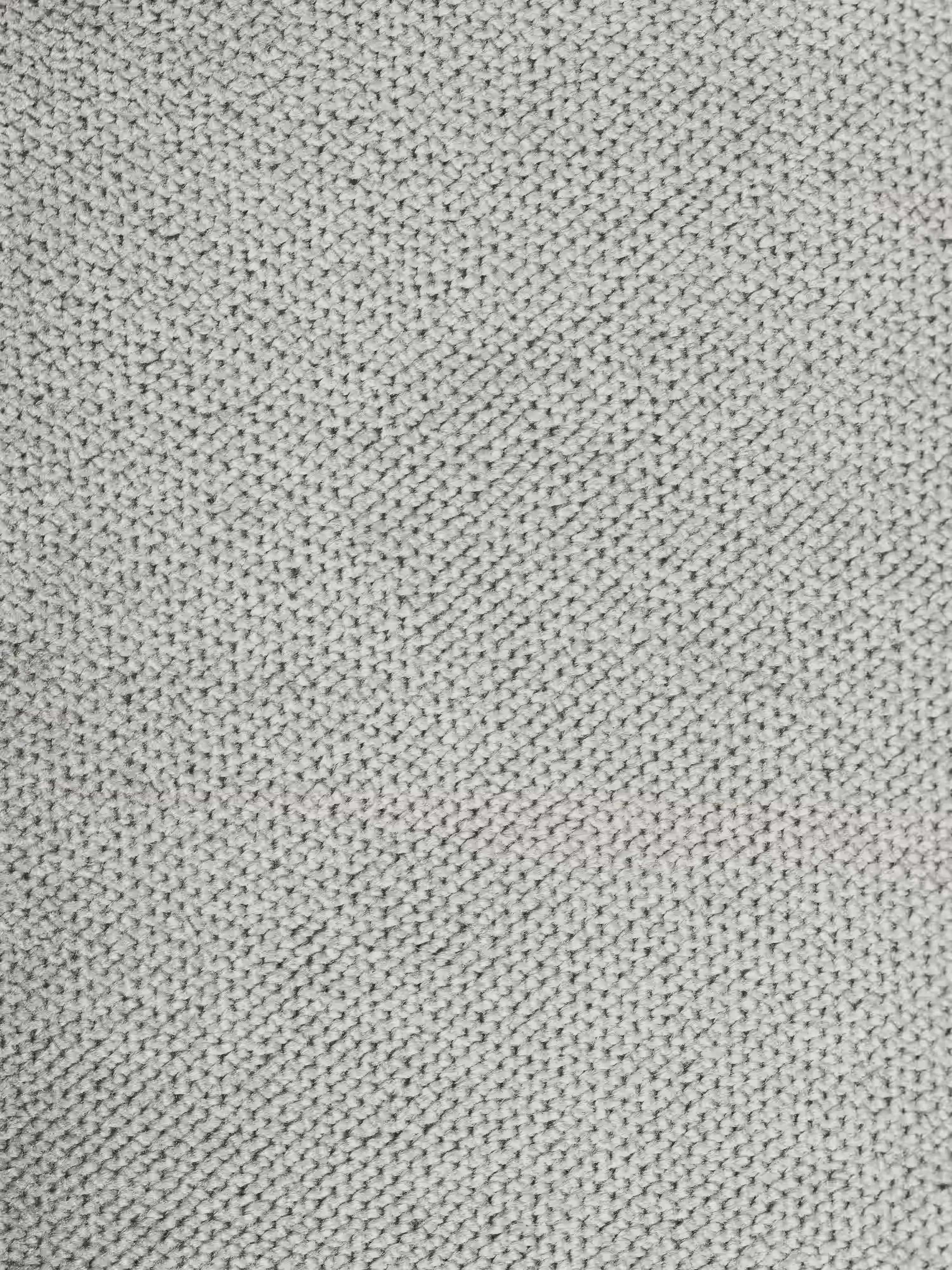 Primo piano dell’elegante tessuto vellutino grigio chiaro del divano Michelangelo 4 Posti di Divani.Store: un divano spazioso e moderno con 3 sedute estensibili e poggiatesta reclinabili. L’immagine mette in risalto la trama delicatamente strutturata e la superficie uniforme del rivestimento T30, morbido e resistente alle macchie, che lo rendono la scelta ideale per gli spazi abitativi contemporanei alla ricerca sia di stile che di comfort.