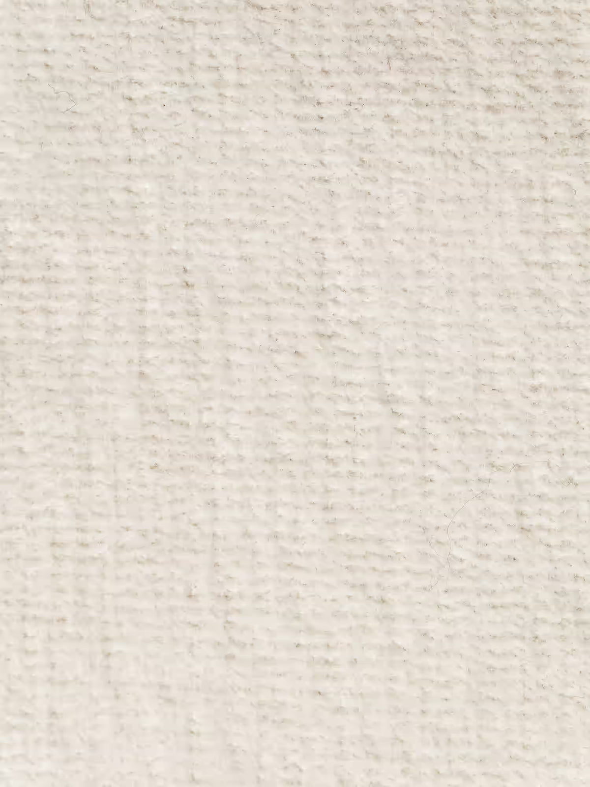 Tessuto T31 morbido, color crema e smacchiabile, con una superficie accogliente e dalla trama delicata. La trama a vista rivela sottili linee orizzontali e verticali, creando un aspetto accogliente e leggermente sfumato con fili equidistanti per un effetto uniforme — perfettamente adatto al divano bicolore angolare con penisola e base in metallo Basalto di Divani.Store, caratterizzato da rivestimento sfoderabile e morbidi schienali in piuma. Nessun motivo o elemento visibile sul tessuto.