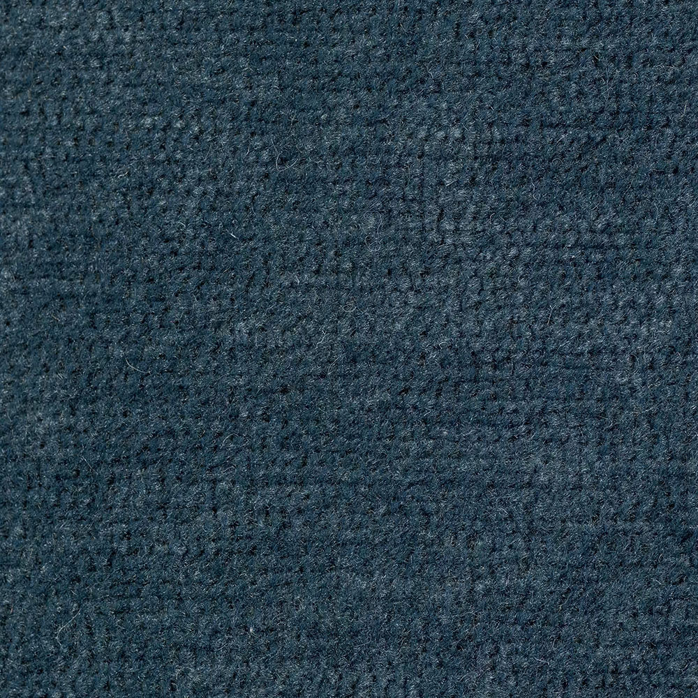 Primo piano del tessuto Personalizzazione in T31 di Divani.Store: grigio scuro con una trama fitta e intrecciata che presenta sottili linee orizzontali e verticali, lievi variazioni di ombreggiatura e un aspetto morbido e leggermente sfocato.