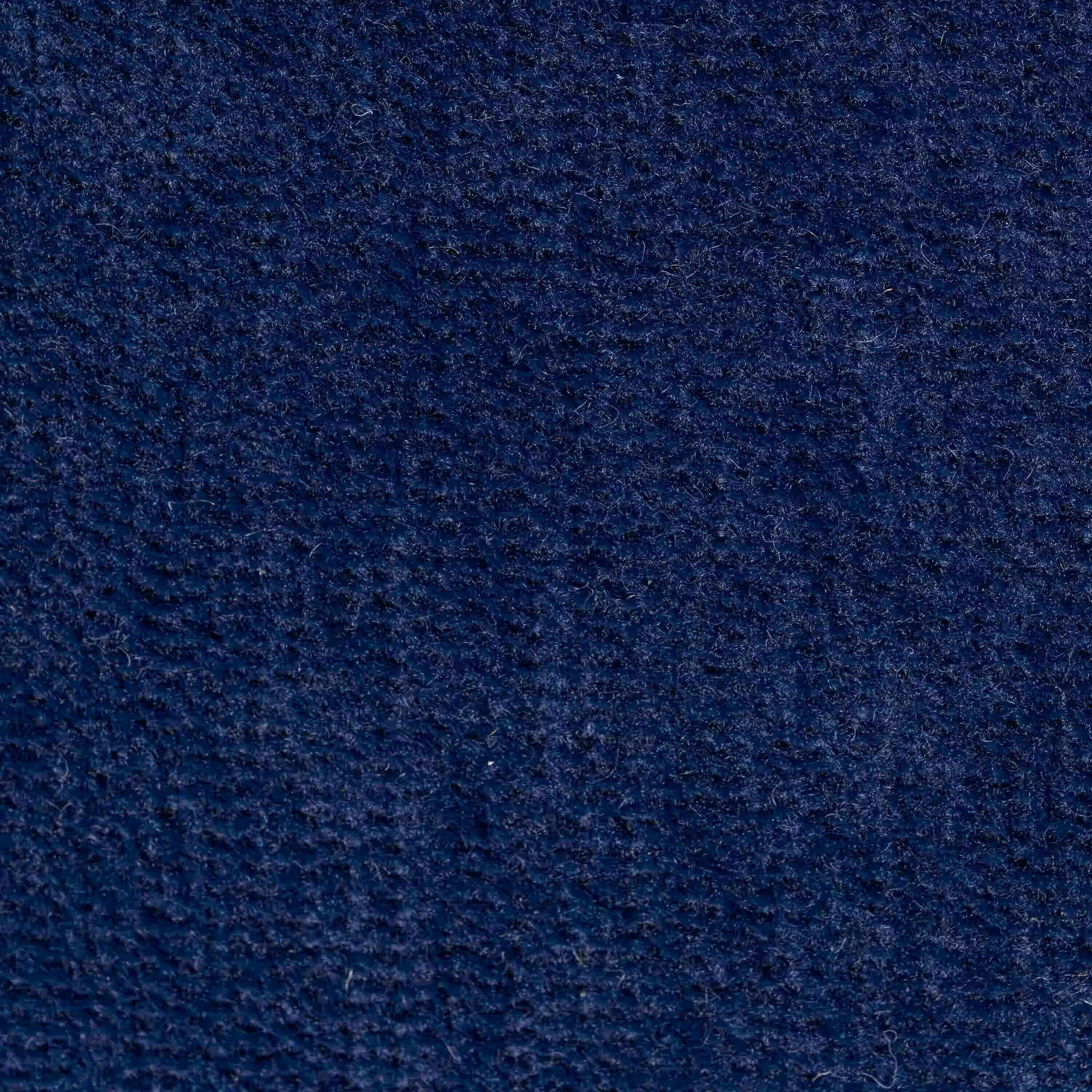 Primo piano del pouf Sun Contenitore Stranger Things Edition di Divani.Store-60x80 cm in tessuto blu antimacchia di Netflix. La sua finitura morbida e strutturata è ideale per un arredamento di ispirazione elegante e aggiunge un fascino accogliente e soffice a qualsiasi spazio.