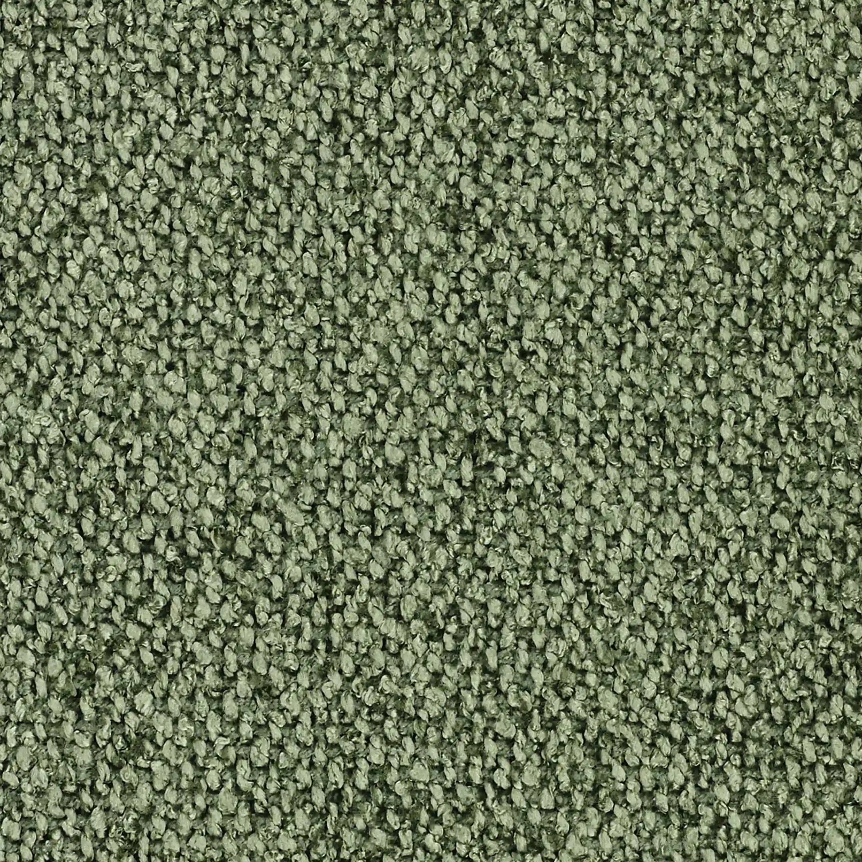 Primo piano di un tappeto verde strutturato, che richiama il tocco morbido e resistente del divano Orbit con 3 sedute scorrevoli e allungabili in tessuto effetto cotone smacchiabile T33 di Divani.Store. I toni olivastri e i ciuffi fitti formano una superficie densa e uniforme, priva di disegni.