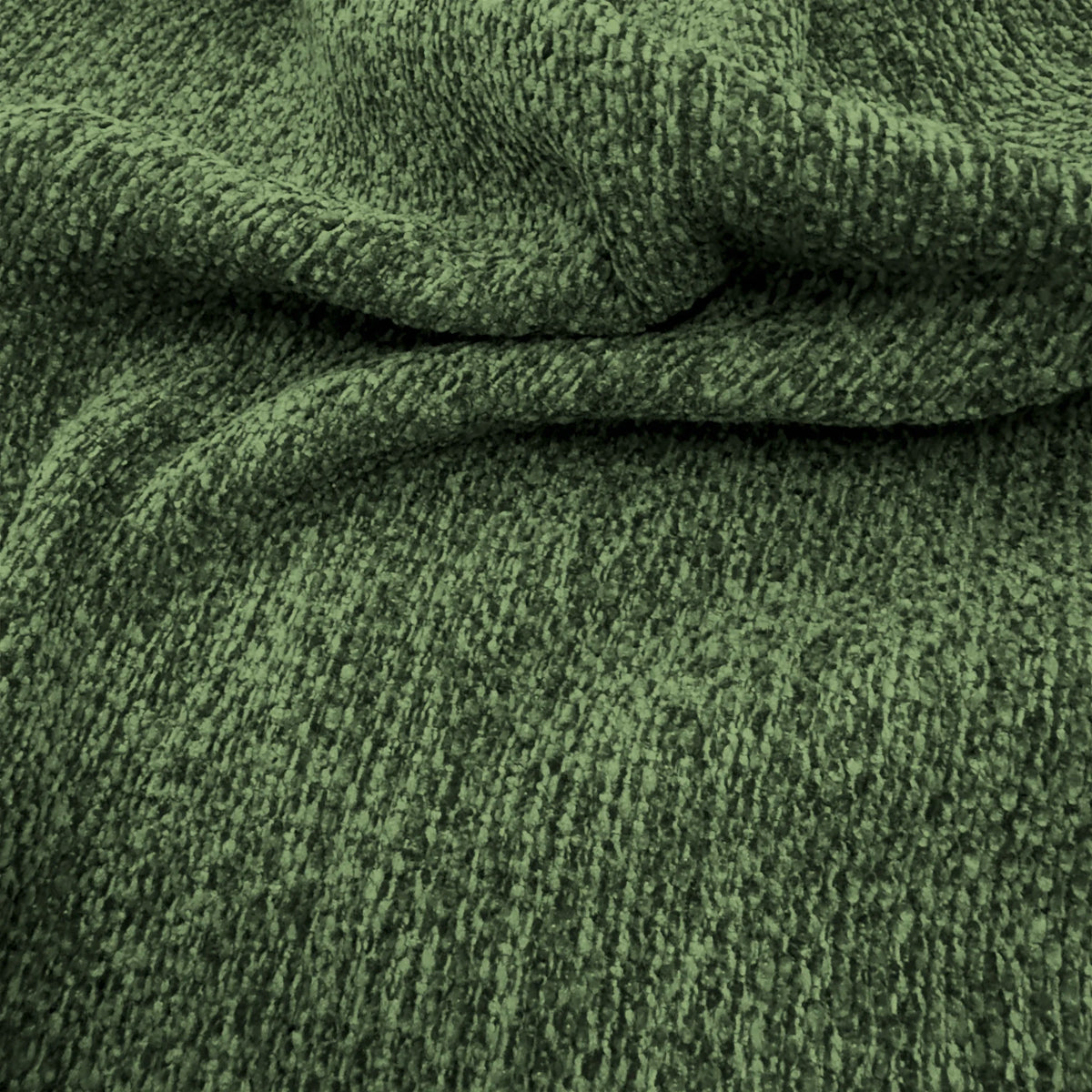 Primo piano sul tessuto T38 BILLO in ciniglia materica strutturata, di colore verde oliva, smacchiabile e impermeabile, caratterizzato da una trama spessa e strutturata che cade in morbide pieghe, mettendo in risalto la sua superficie densa e annodata.