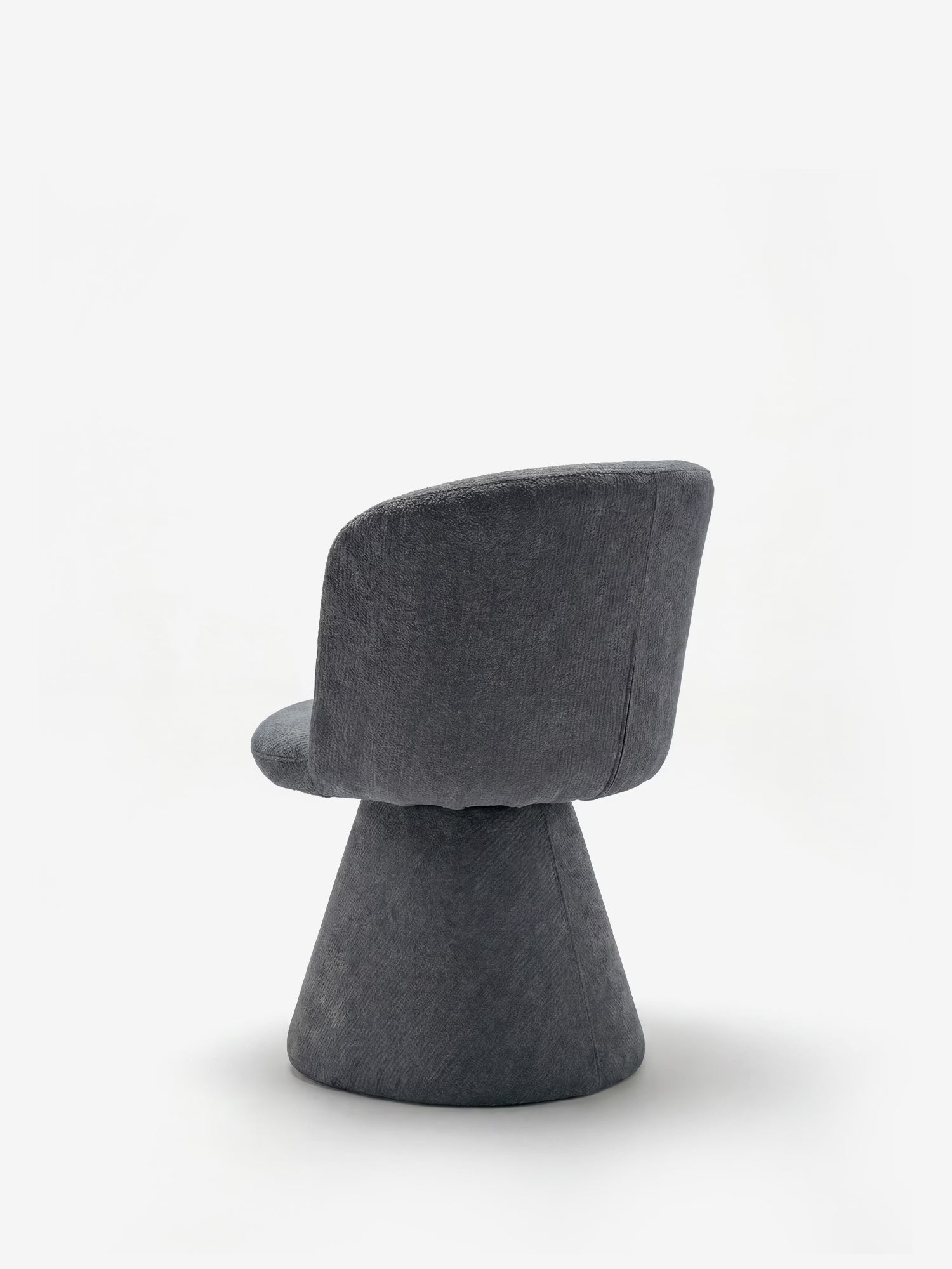 La sedia moderna Talia di Divani.Store è una sedia imbottita realizzata in morbido tessuto ciniglia certificato OEKO-TEX®, caratterizzata da uno schienale arrotondato e da una base conica di colore grigio scuro, qui raffigurata di retro su uno sfondo bianco a tinta unita. Design minimalista e contemporaneo.